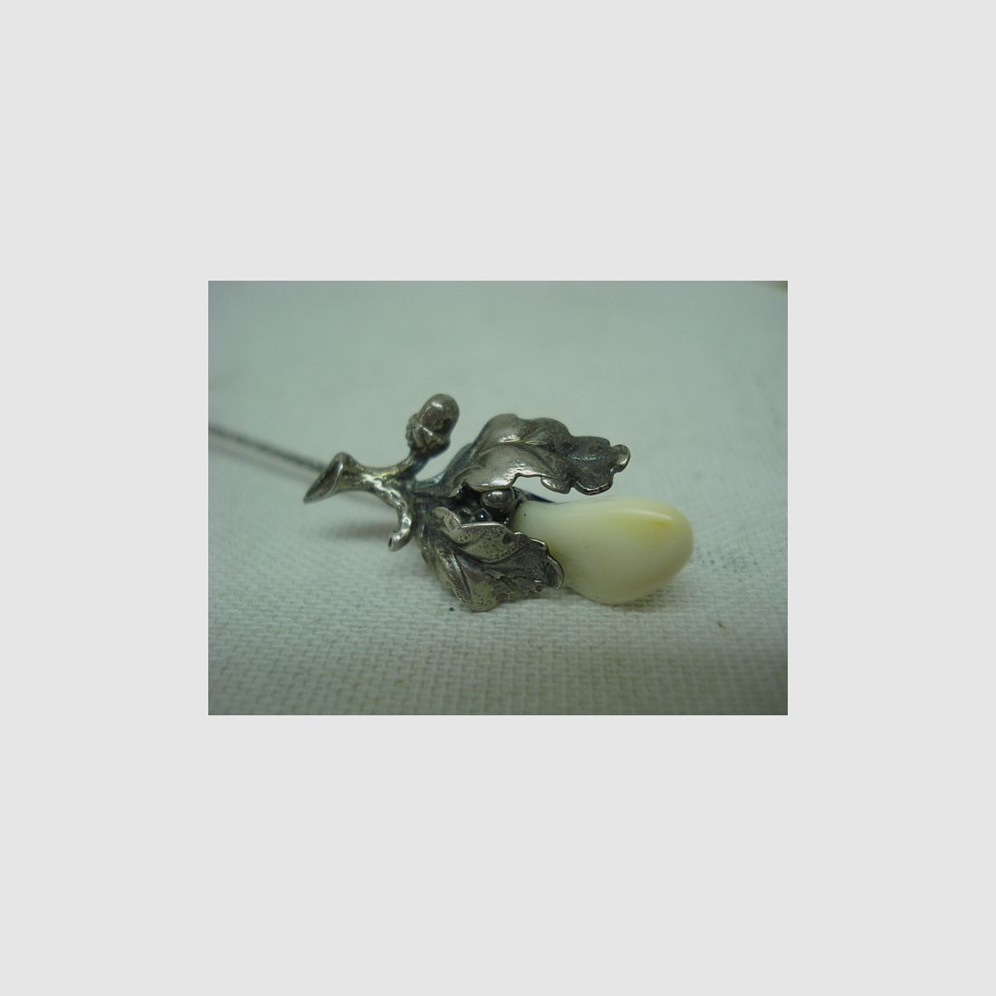 Tie pin acorn - with leaf