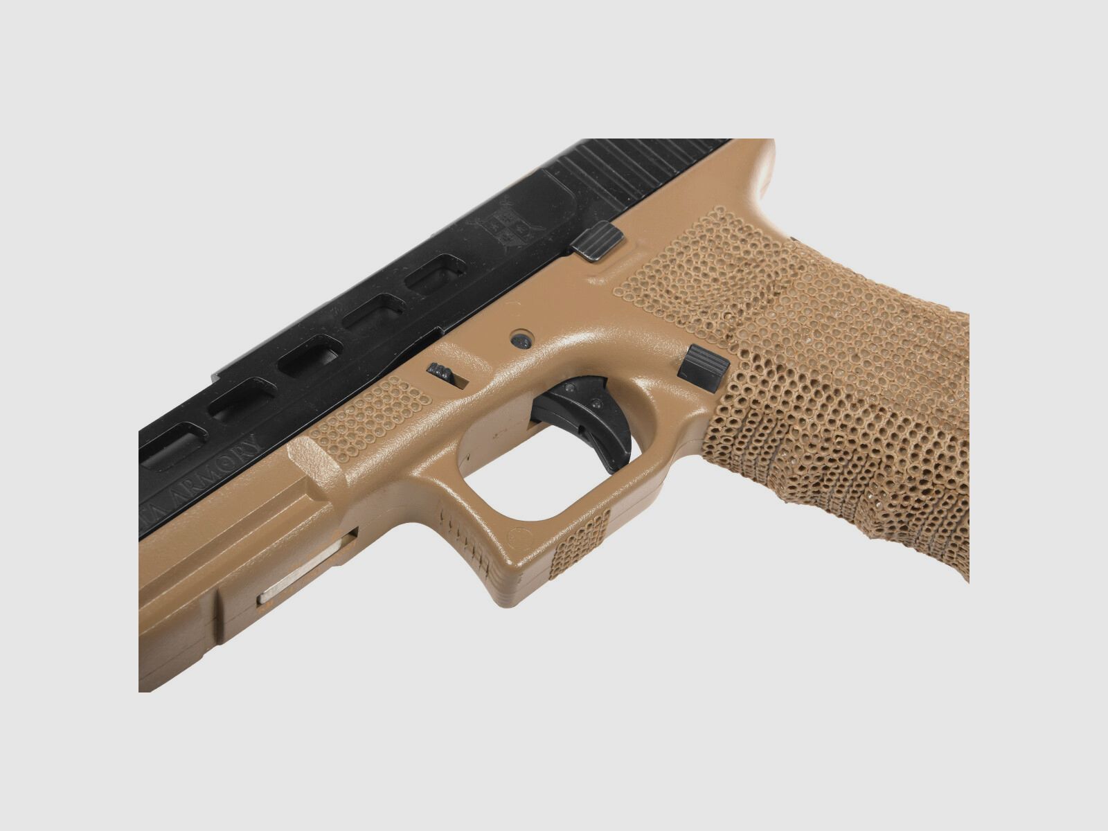 P06 GBB Airsoft Pistol con Grip Stippling in Tan | Delta Armory