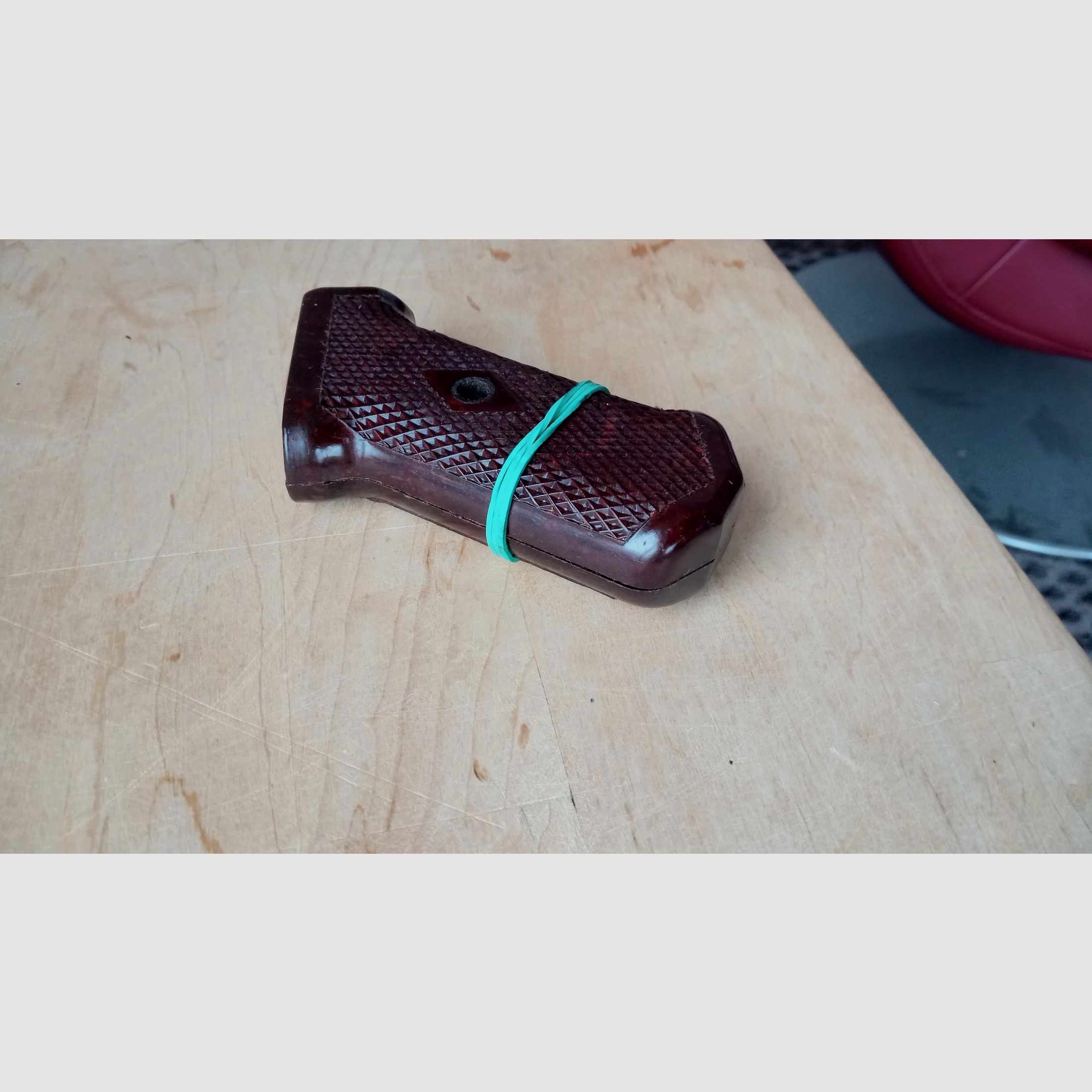 Original AK47 Typ 1 Griff aus Bakelit / zusammengehörige Griffschalen