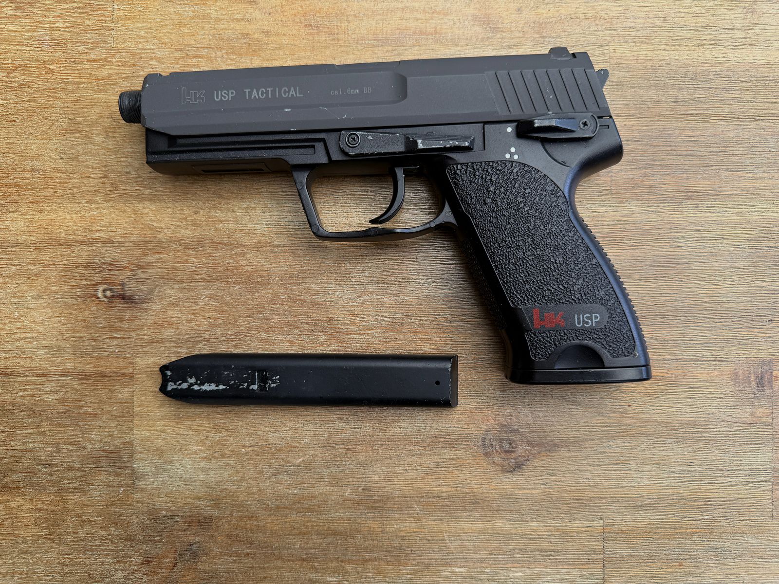 Verschiedene Softair-Waffen und Zubehör (Zielfernrohr, Magazine, Schalldämpfer, etc)