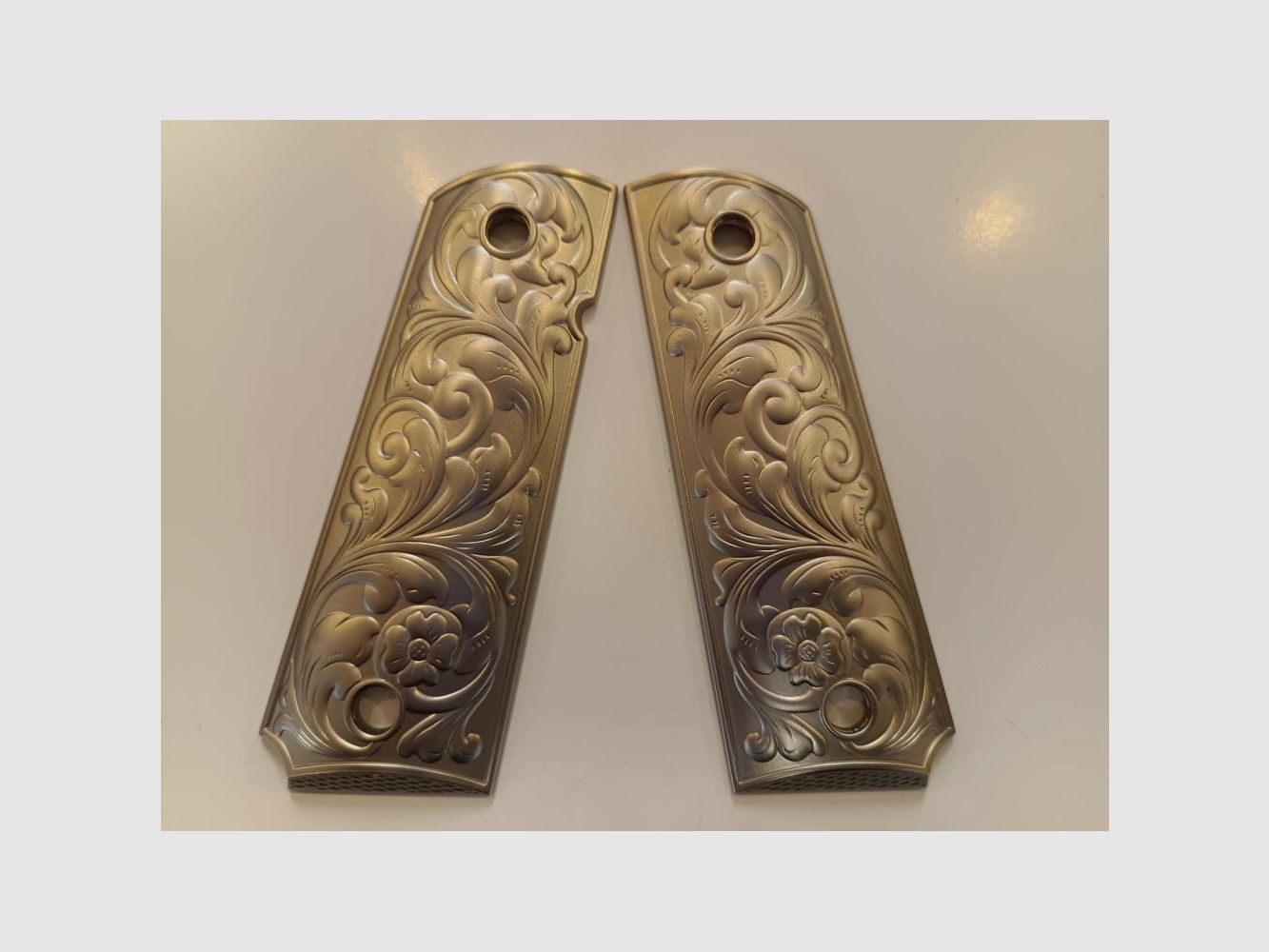 Okładzina chwytu 1911 Custom z grawerowaniem w scrollu matowe nikiel, zdjęcie 3 z 3