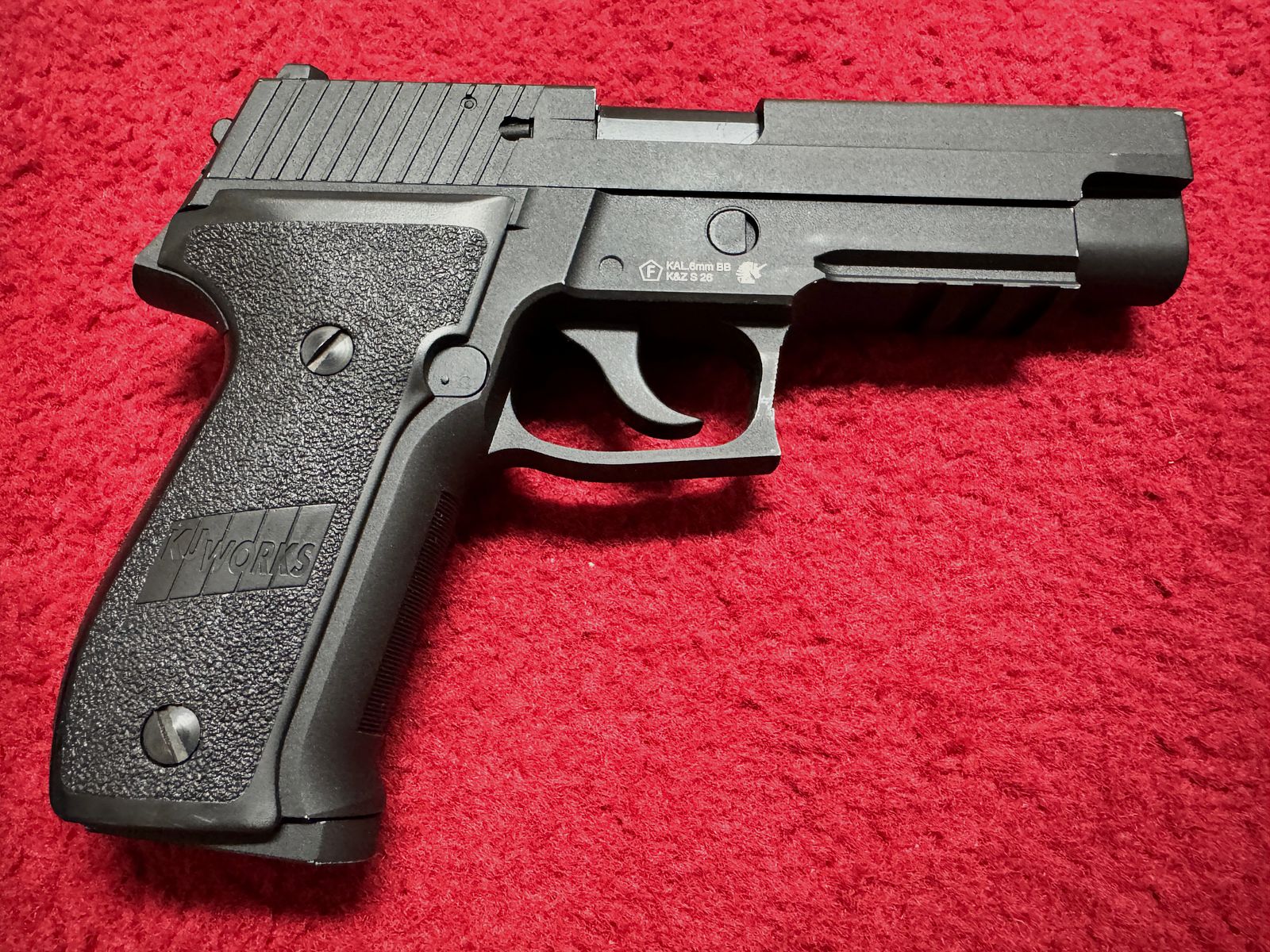 KJ Works KP-01 SIG P226 Vollmetall Gas Blow Back Airsoft GBB 6mm + Tasche-Holster - 3 Magazine 
