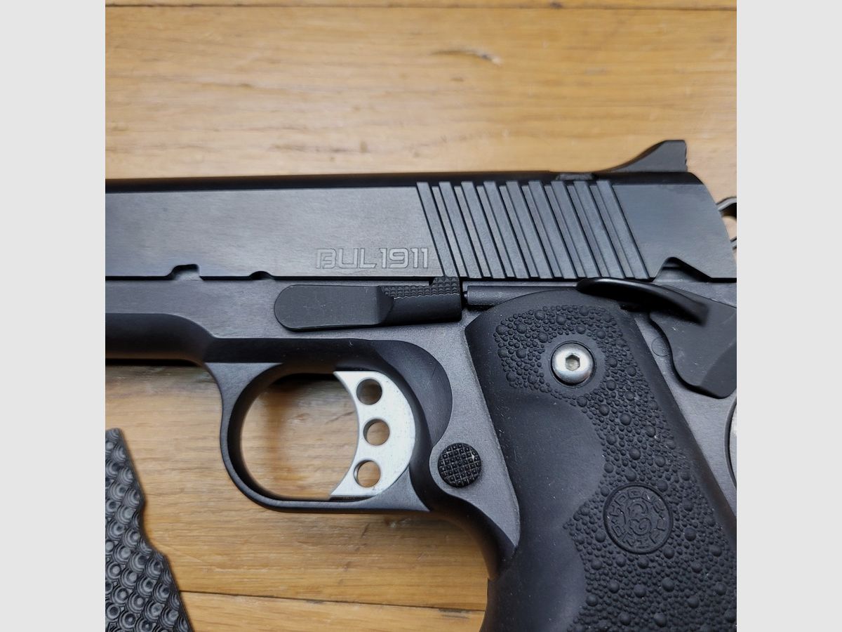 Sehr schöner Bul Armory 1911 „Classic Government“ – 9×19 – 2 Magazine mit zehn Schuss – Schöne matte Brünierung – Verlängerte Beavertail – Original- und Hogue-Griffschalen – Verstellbarer Abzug – Schwerer Inox-Lauf – Verstellbare Visierung – Originalverpackung – Neuwertiger Zustand!, Bild 5 von 20