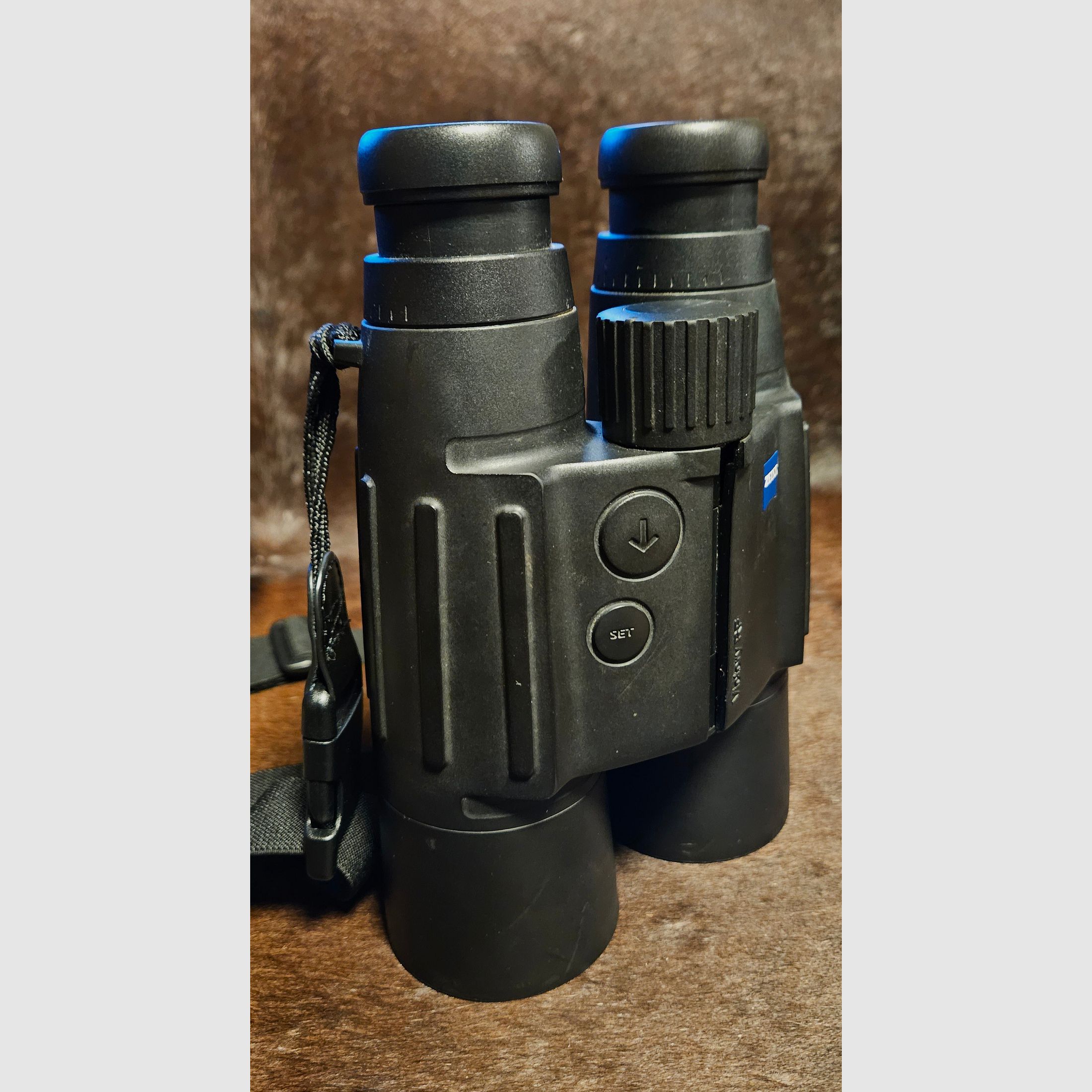 ZEISS Victory 10x56 T RF - Fernglas mit Entfernungsmesser - mit umfangreichem Zubehör