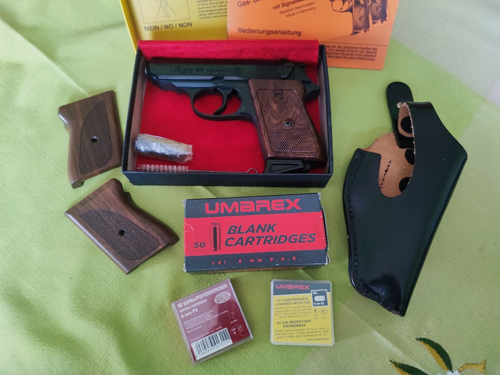 Luger 88 - 8 mmK PTB 414 aus der Röhm-Fertigung mit Holzgriffschalen, Lederholster, Munition