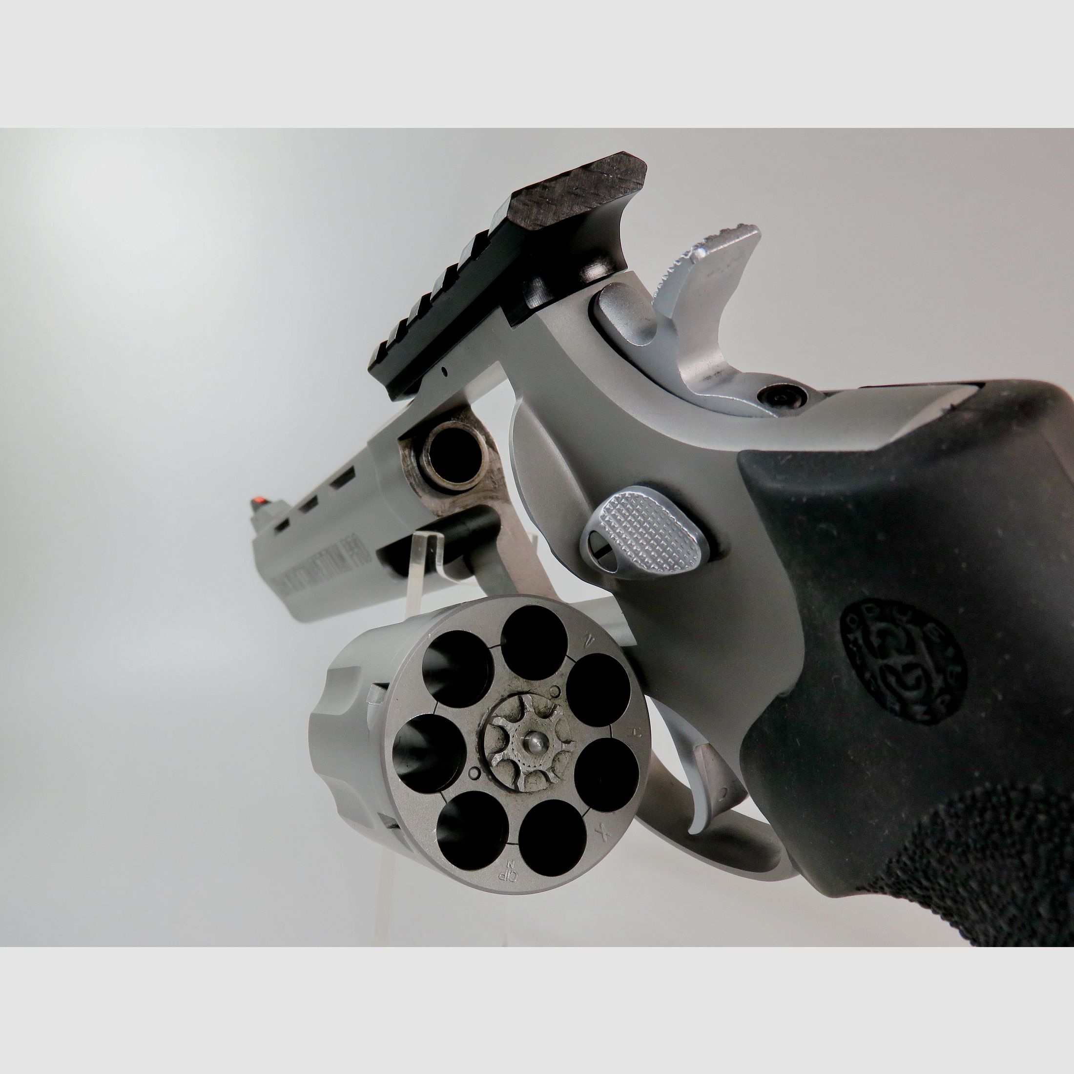Neuwertiger Revolver Taurus Tracker Competition PRO 6" mit Weigand-Picatinny-Schiene und Hogue-Griff