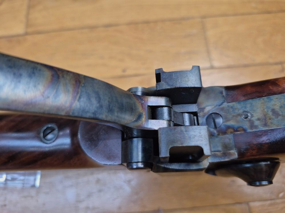 Atemberaubende und wunderschöne Sharps Shiloh 1874 Büchse – Kal. 45-70 Gvt – Modell Target Rifle – Schaft aus Nussbaumholz der Klasse 8 (Wurzel) – Atemberaubende Anpassungen – Traumhafte Mechanik – Gehäuse aus echtem Jaspis – Schwerer oktagonaler Lauf von 33 Zoll! – Möglichkeit, das Diopter Ihrer Wahl zu montieren – Qualität Made in USA – Das Scharfschützengewehr der Eroberung des Westens! – Dewey-Reinigungsstock zusätzlich – Zustand neu – TBE++, Bild 18 von 48