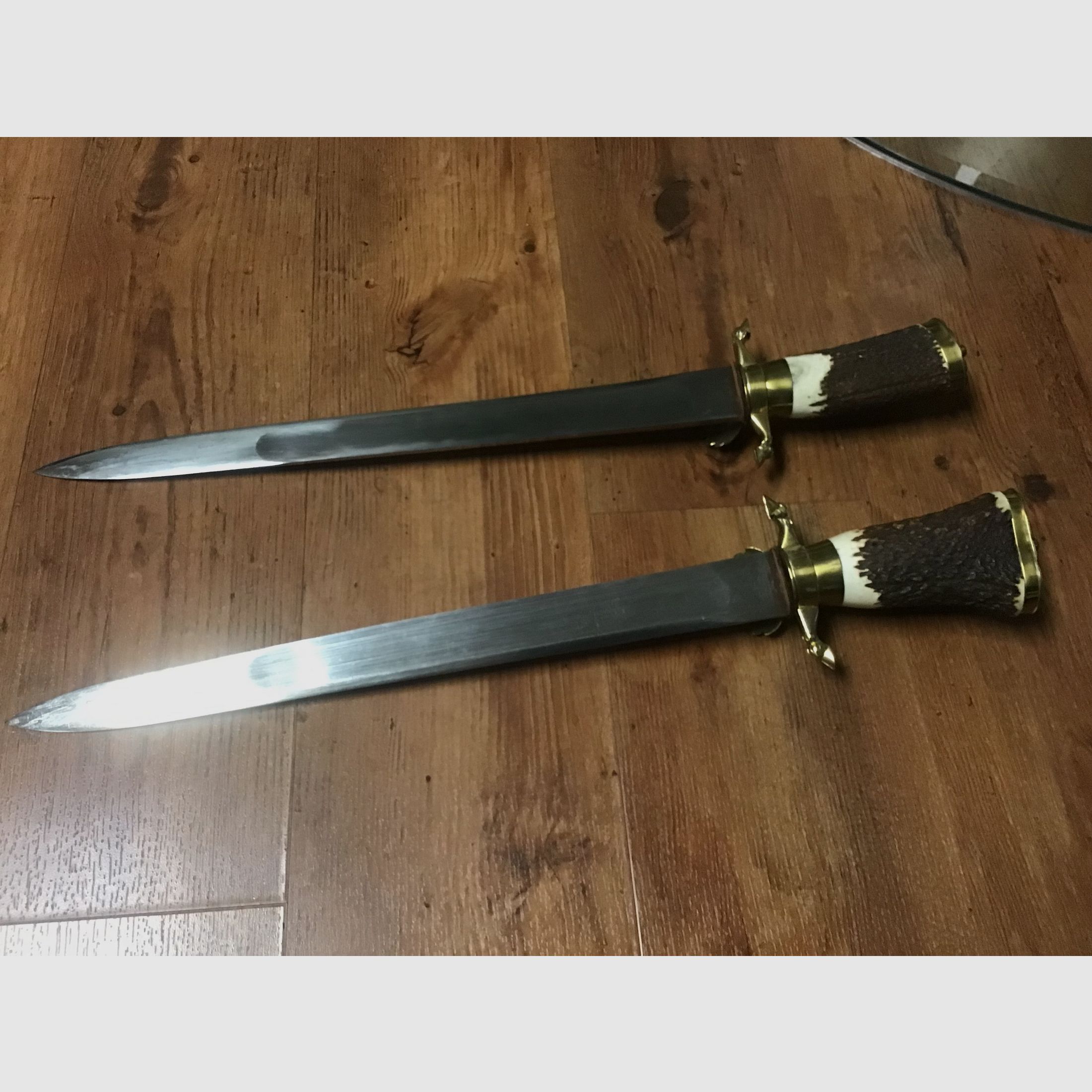 2 beaux couteaux de chasse presque épées avec l'inscription Vivat Diana