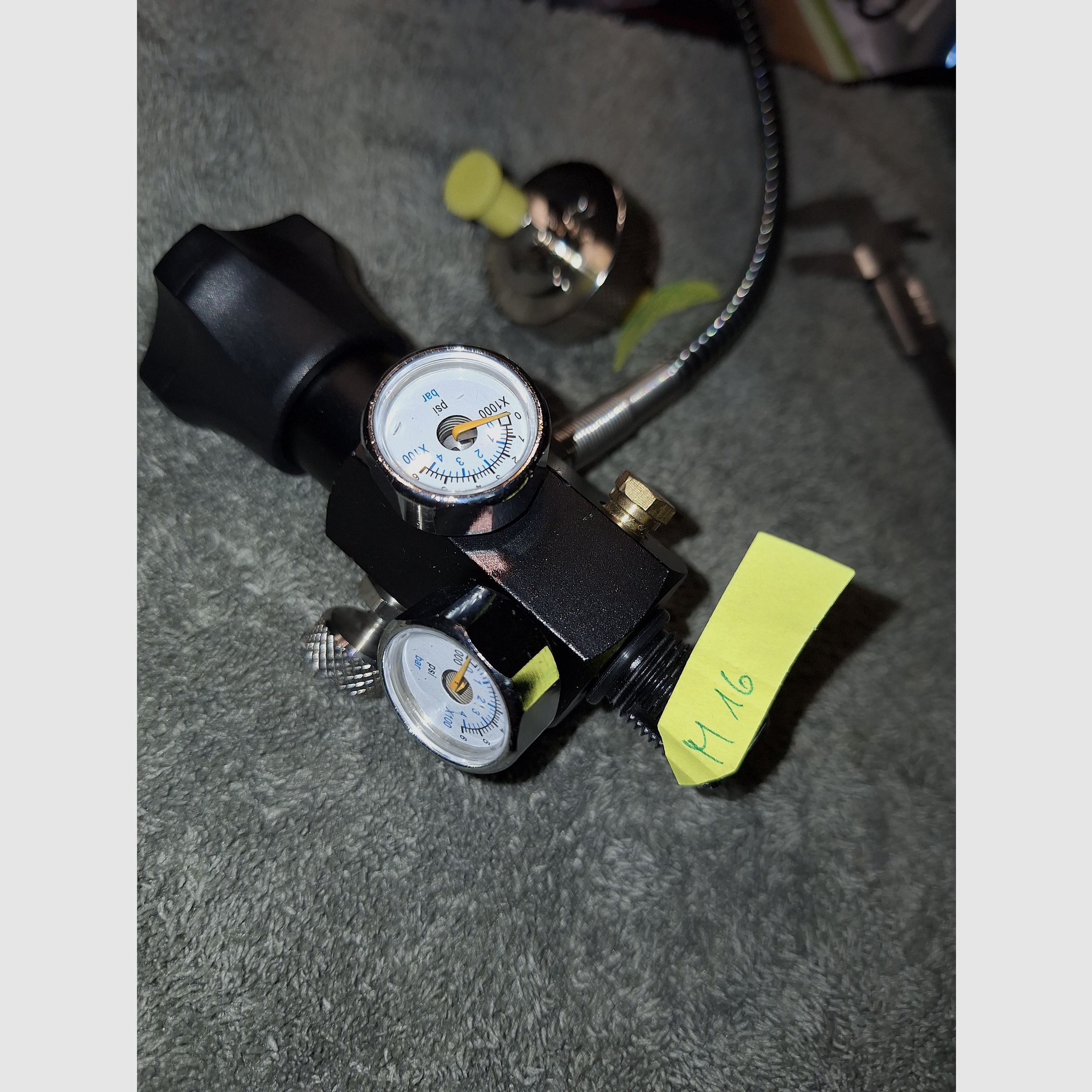 diverse Waffenteile und Zubehör