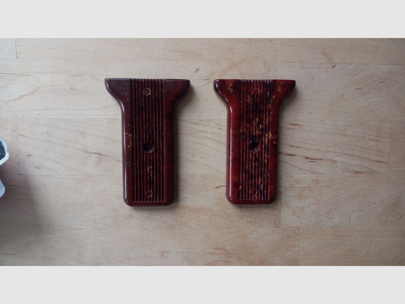 Hintere RPG-7 Griffschalen aus Bakelit von 1971 zusammengehörend