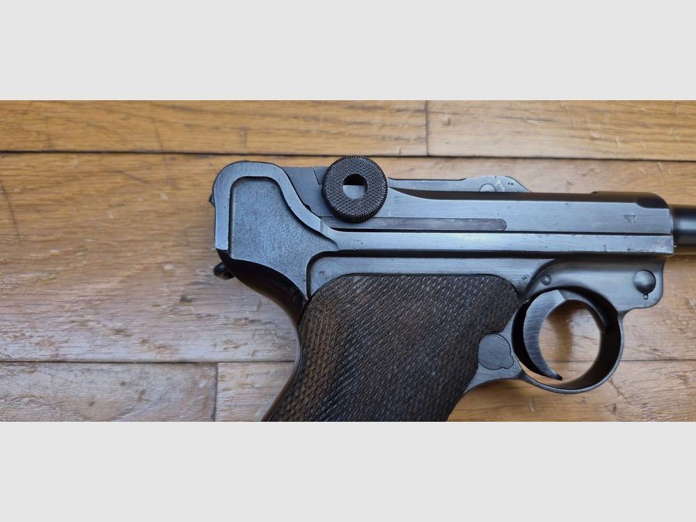 Très rare Luger P08 dit « Mauser Banner » – Arme de « Police » de fabrication Mauser en 1942 – Calibre 9×19 – Une des 25.165 arme de Police SS type Front Est – Une des 5.550 marquées « 1942 » à « l&rsquo;Aigle+L » – État esthétique et mécanique exceptionnel – TBE+++, image 30 sur 33