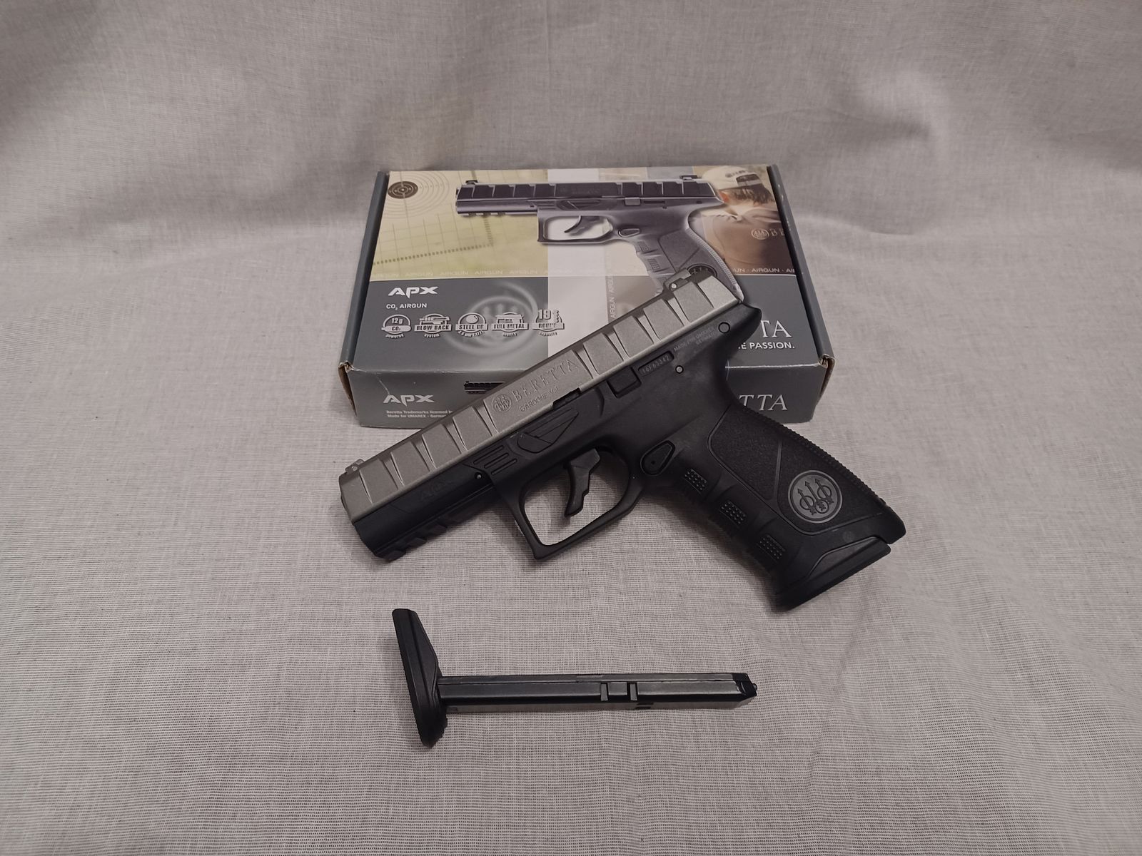 Beretta APX Bicolor / 4,5 mm BB / BlowBack / CO2 / Pistole / OVP (44)