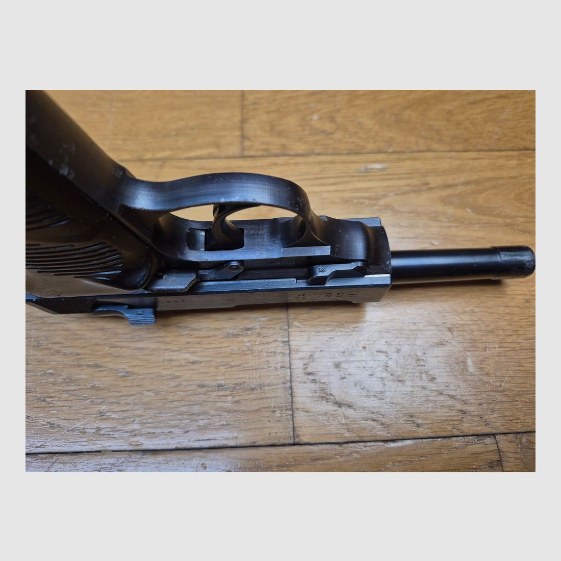Very nice Walther P38 Pistol – Walther manufacture from December 1941 – Original bluing at 99% – Impeccable mechanics – Superb mirror barrel – 100% original parts – Mono-numbered except magazine – Excellent condition – TBE+, image 10 of 22