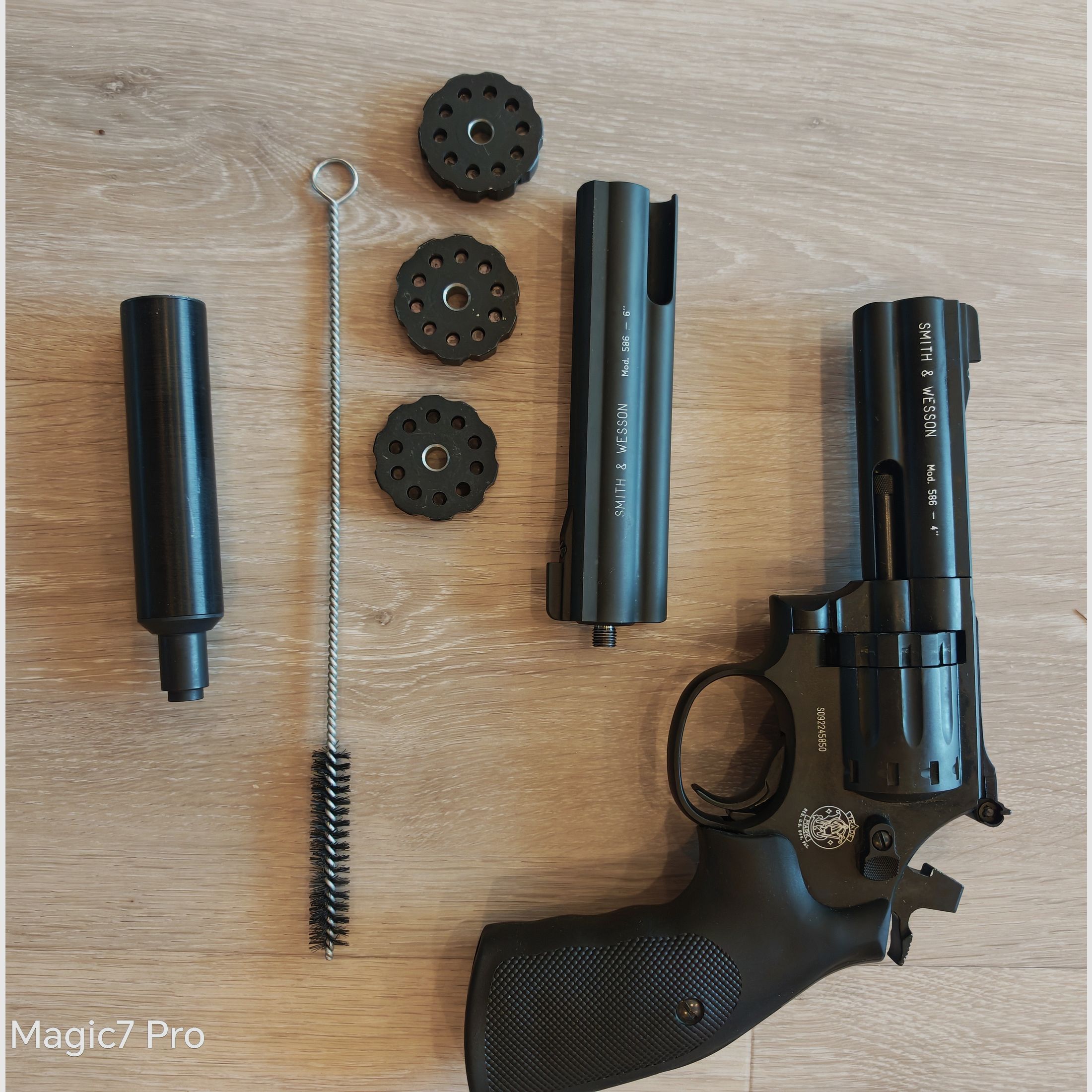 Smith & Wesson 586 revolver Co2. Longueur de canon de 6 pouces + 3,5 pouces, silencieux, 4,5 mm, mallette.