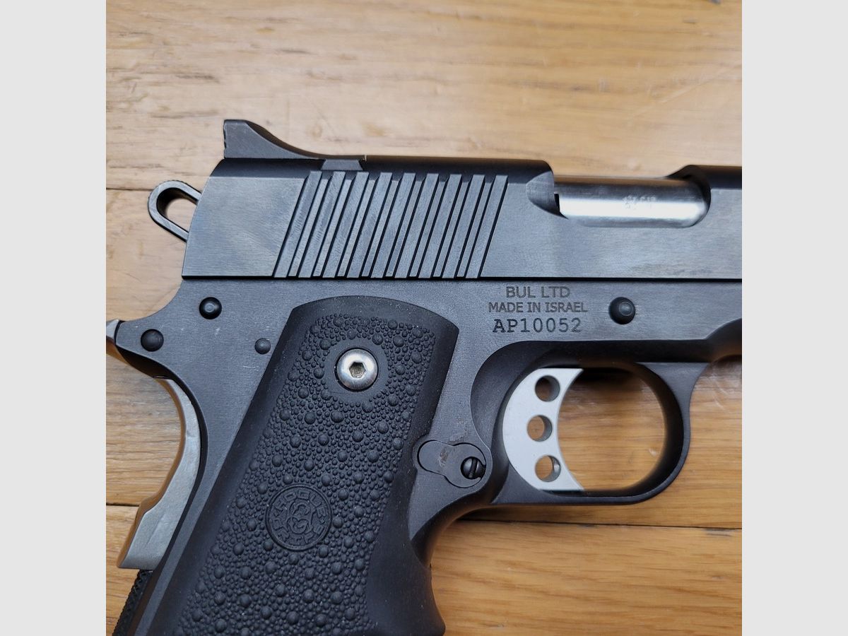 Sehr schöner Bul Armory 1911 „Classic Government“ – 9×19 – 2 Magazine mit zehn Schuss – Schöne matte Brünierung – Verlängerte Beavertail – Original- und Hogue-Griffschalen – Verstellbarer Abzug – Schwerer Inox-Lauf – Verstellbare Visierung – Originalverpackung – Neuwertiger Zustand!, Bild 17 von 20