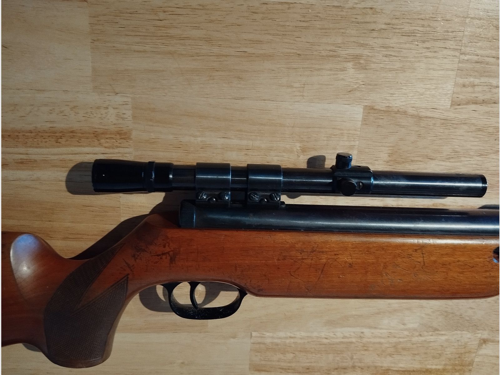 Super Komplett Preis.. Biete ein gut erhaltenes Oldtimer 70er Jahre  Luftdruck Gewehr LG 4,5 Modell 55 von Walther .
