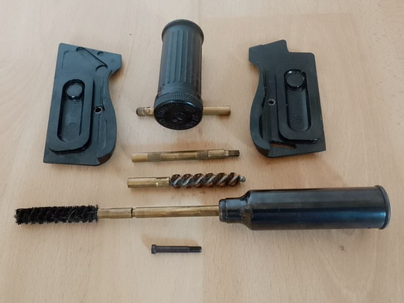 SIG 210 P49 Pistole Konvolut Griffschalen Putzzeug schweizer Ordonnanz Parabellum 9mm K31