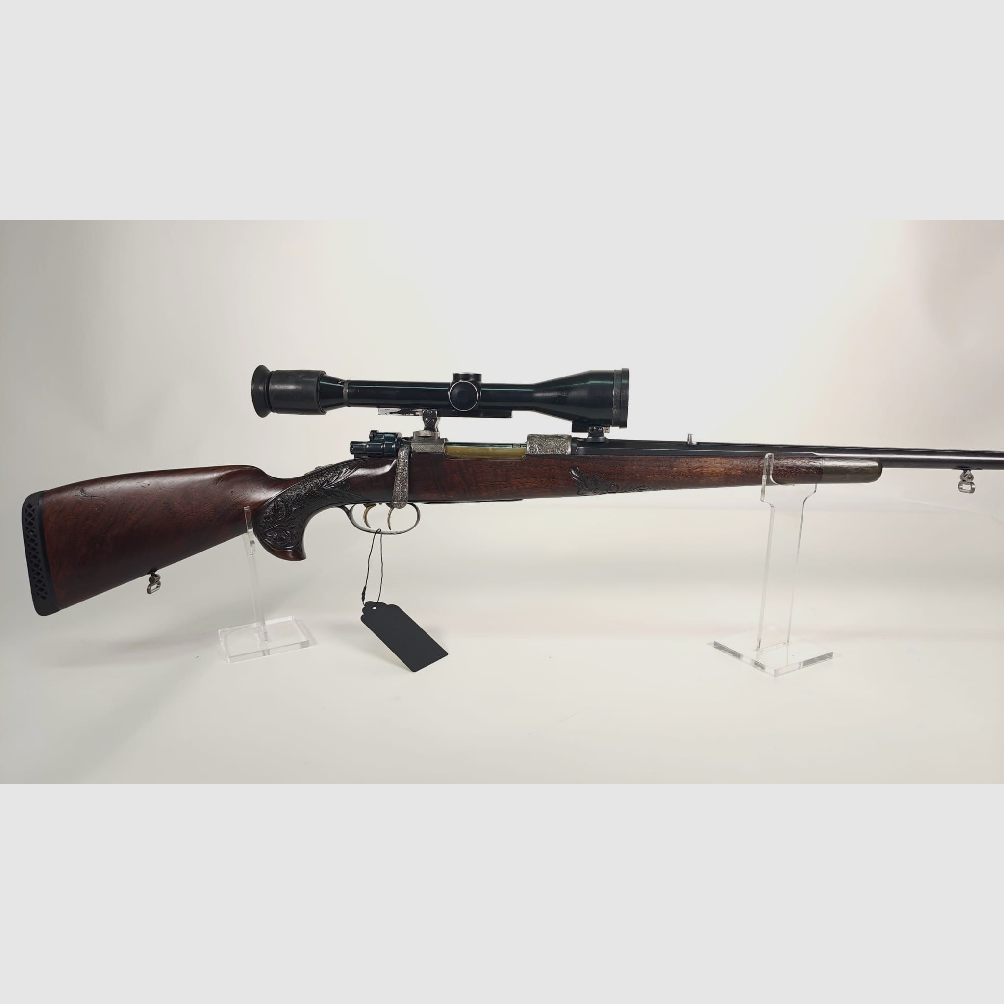 Repetierer Einzelstück 7x64 inkl. ZF 2,5-10x42 mit Handgravuren und Schaftholzverschneidungen