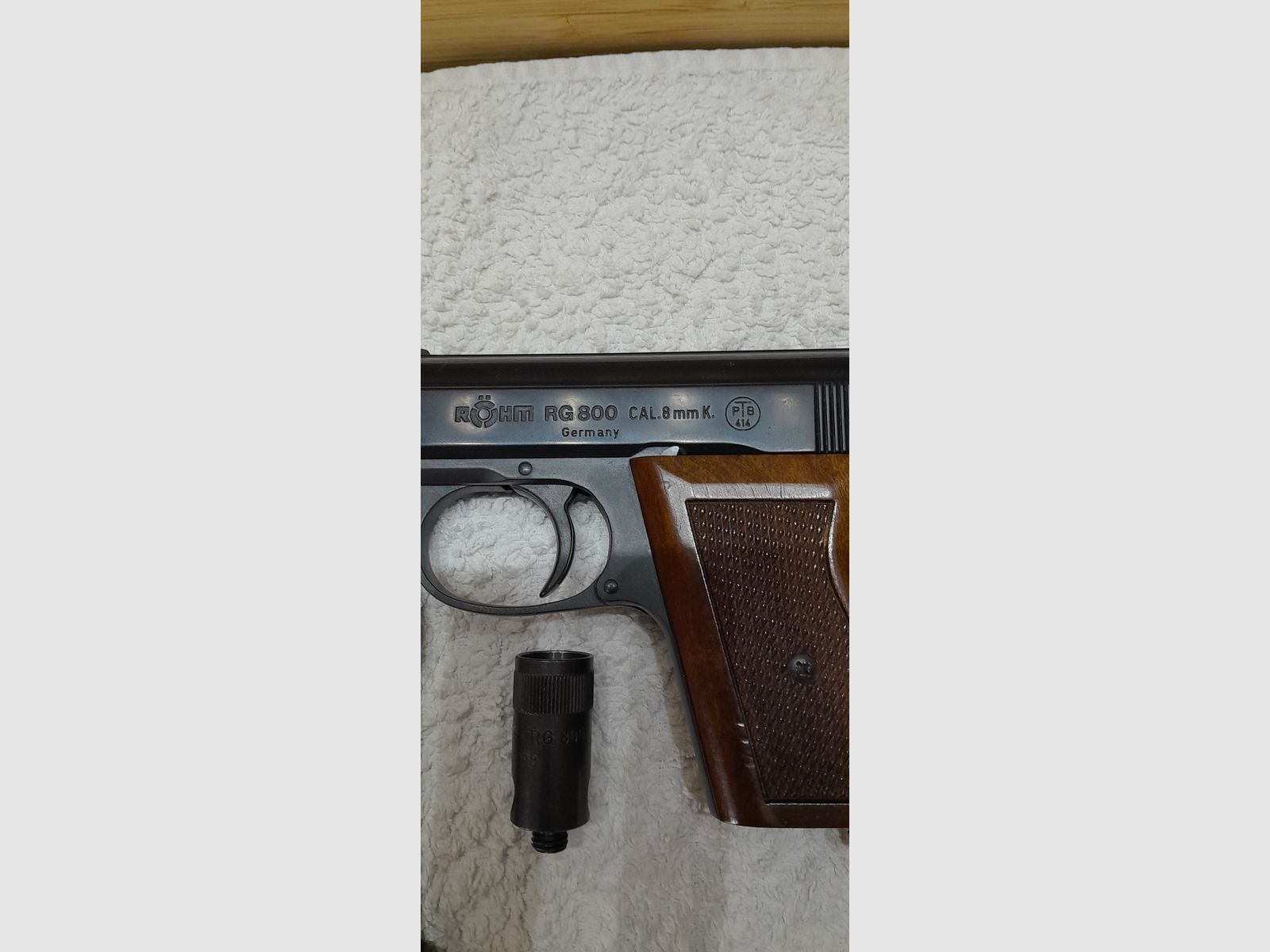 Röhm RG 800, Kal. 8mm K., mit Echtholz-Griffschalen, Abschussbecher und 35 Stück Patronen