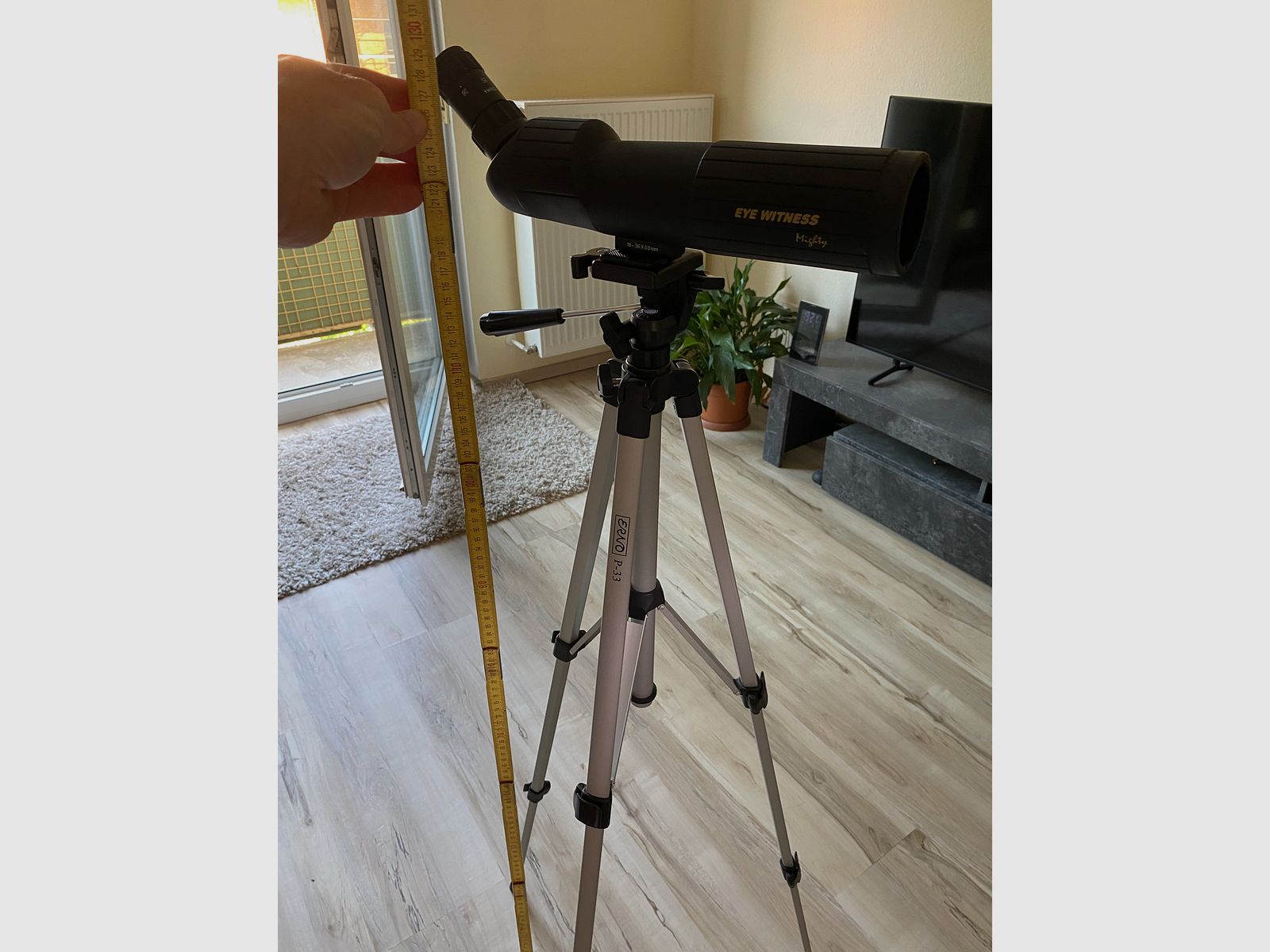 Fernrohr mit Dreibein-Stativ. Eye Witness Mighty