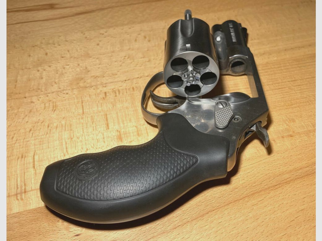 Smith & Wesson Model 60 with J-frame 5-shot