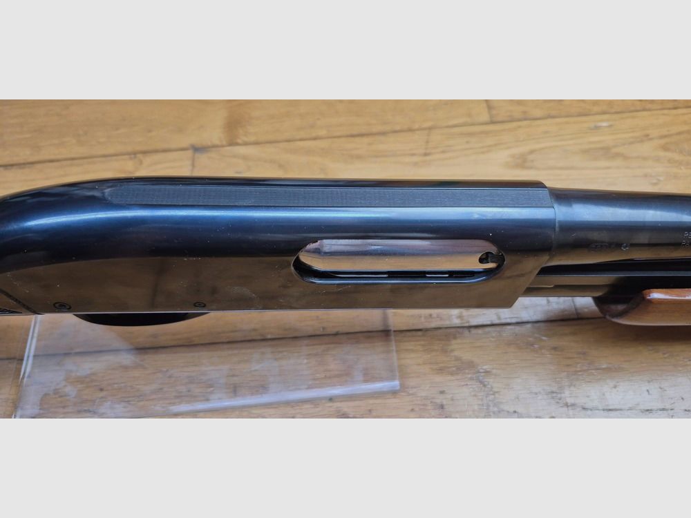 Sehr schönes Remington Pumpgewehr – Mod 870 Wingmaster – Glatter Lauf von 51 cm – Kaliber 12/70 – Kapazität 4+1 (!) erweiterbar – „Luxus“-Fertigungen – Zuverlässige, einfache und legendäre Waffe – Ausgezeichneter Zustand – TBE+/TBE++, Bild 25 von 45