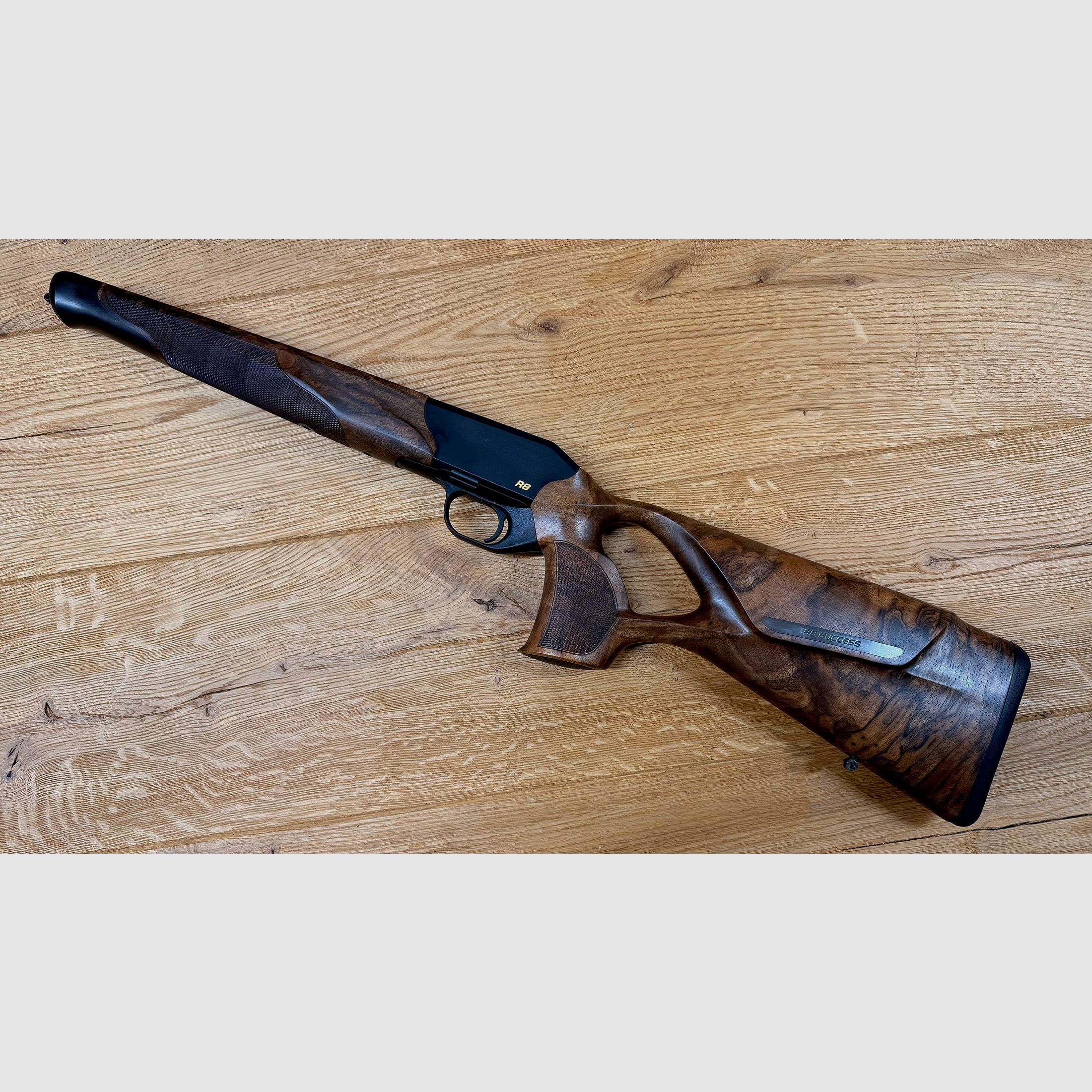 Blaser R8 Success Schäftung / Holzklasse 4 / R8 Logo in Gelb / top Holz absolute Gelegenheit