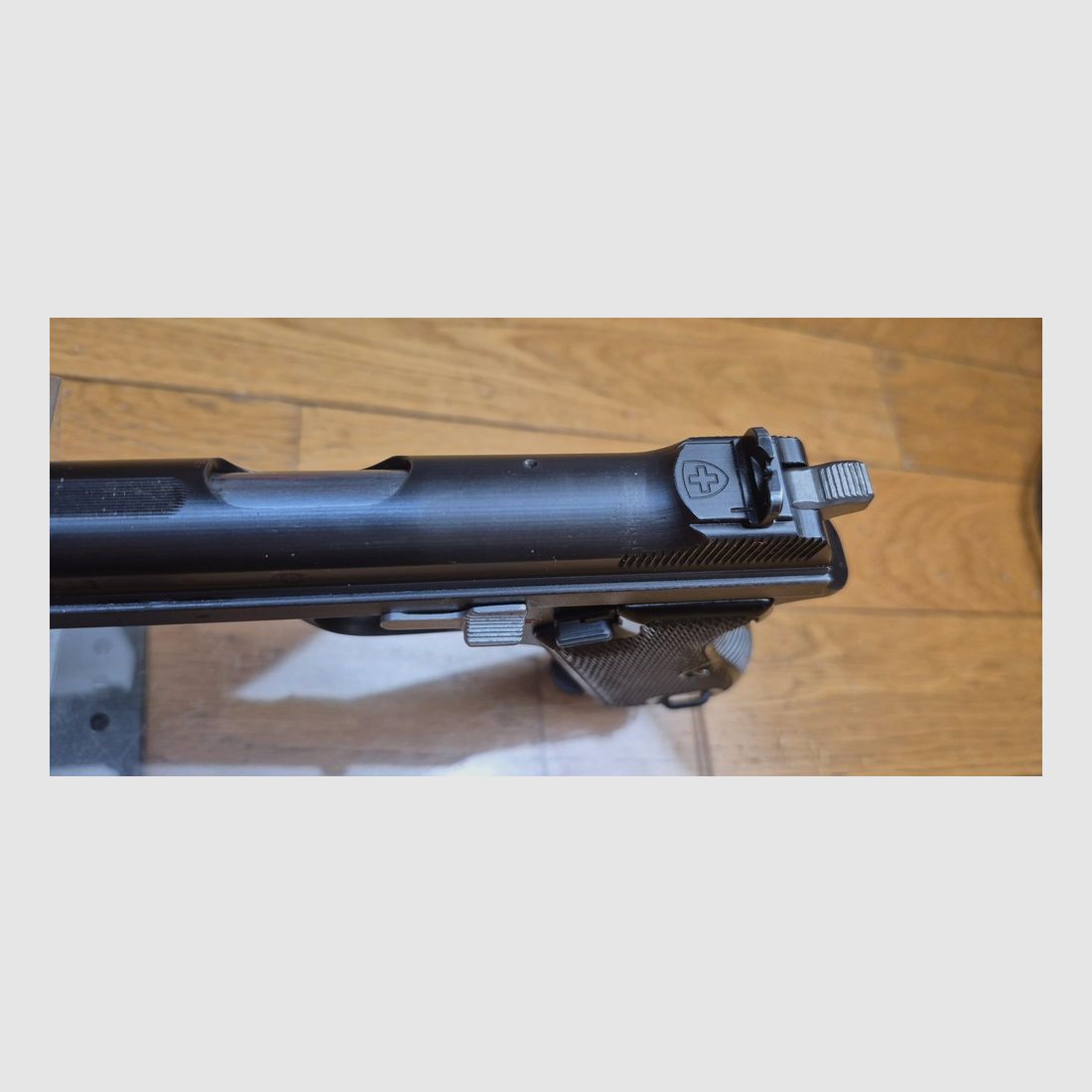 Très beau pistolet SIG P210-2 – Mythe du 9 para – Arme militaire du 4° contrat – Vers 1965/68 – Très beau bronzage – Fonctionnement et canon de rêve – 1 chargeur supplémentaire et étui (la totale!) fournis en sus – État TBE+++ !, image 12 sur 25