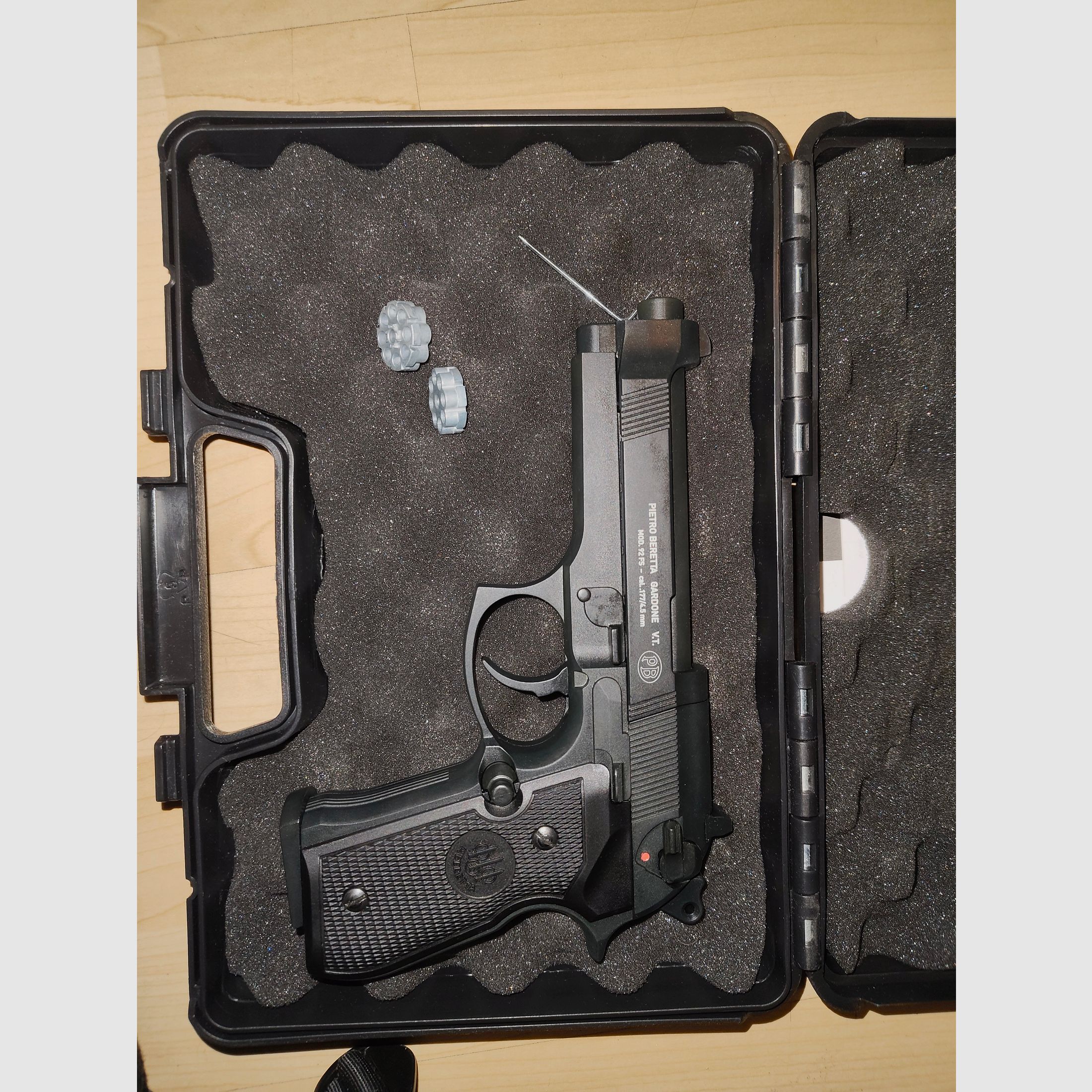 Beretta M92 FS CO2 pistol 4.5 mm diabolo blued