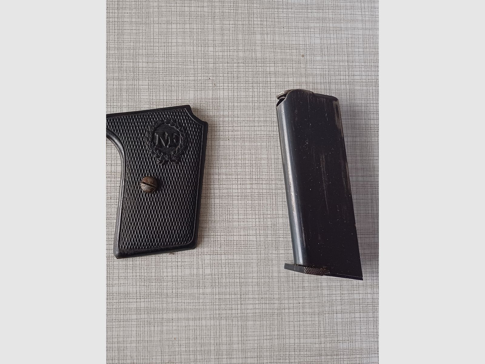 Manufrance Pistole 6,35mm Griffschalen und Magazin