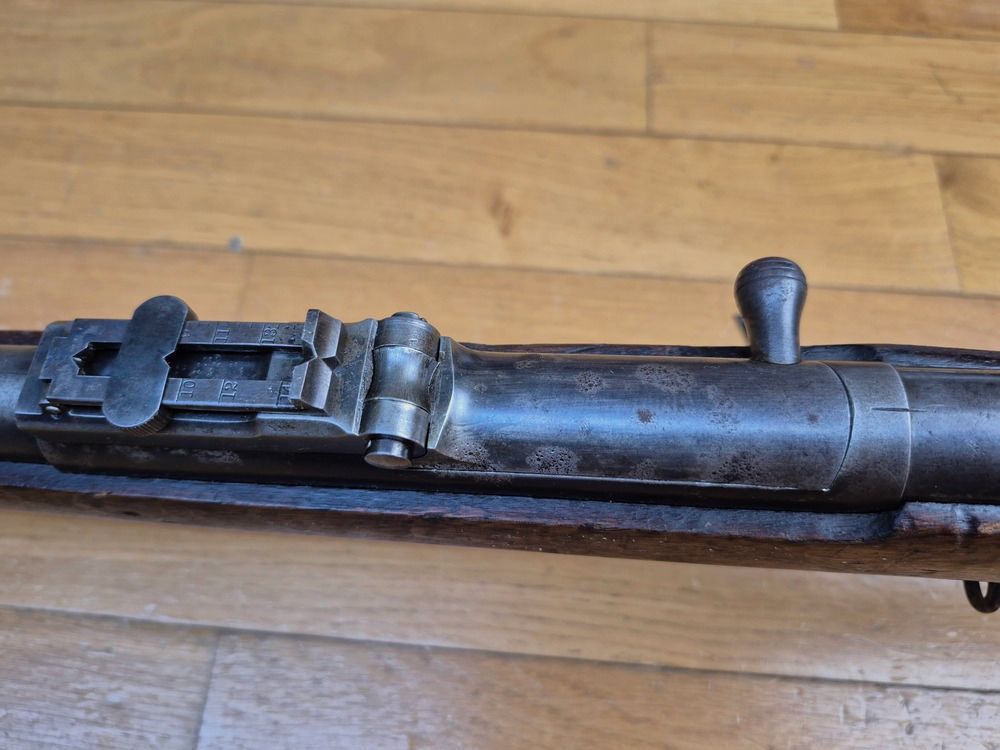 Unauffindbares russisches Regulierungsgewehr Berdan Nr. 1 Modell 1868 – Kal. 4,2 Linien – Sehr seltene Produktion Colt Hartford von 1869/70 – Nur 30.000 Waffen – Ausgangspunkt aller modernen russischen Waffen – Nussbaumholz TBE – Exzellente unberührte Mechanik – Schöne Brünierung und Marmorierung im Verschluss – Wunderschöner Lauf – Ausgezeichneter Allgemeinzustand – Eine der größten Raritäten der regulären Waffen des 19. Jahrhunderts – TBE++!, Bild 20 von 39