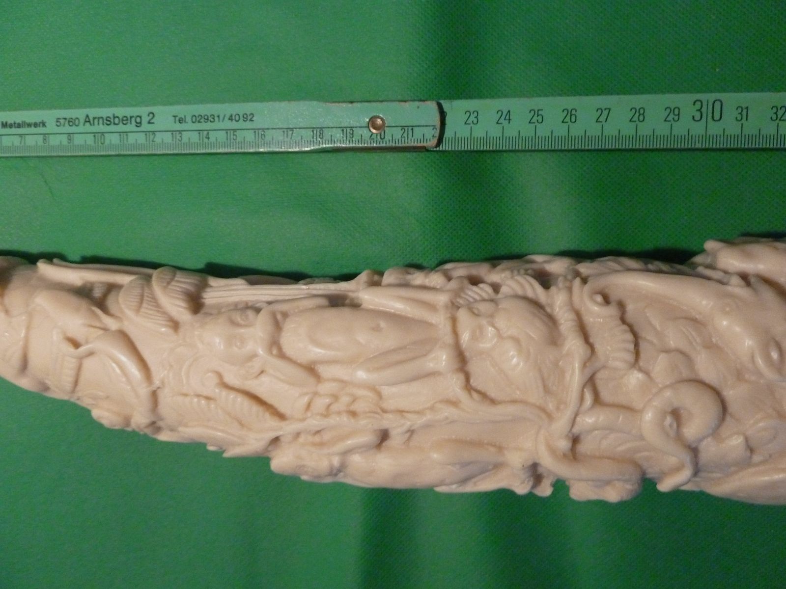 Geschnitzter Elefantenstoßzahn aus Resin