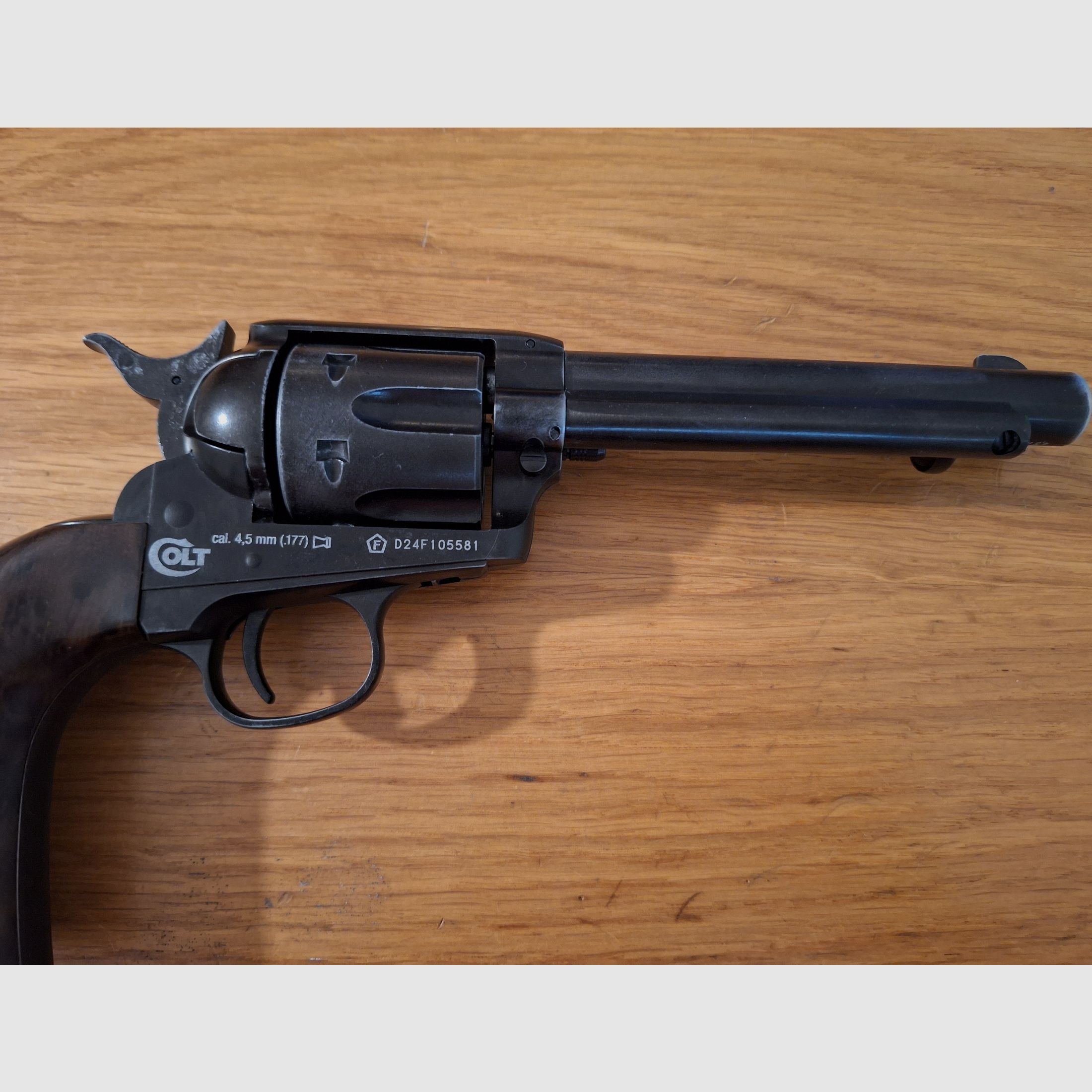 Colt Single Action Army (SAA) Co2 4,5 mm Diabolo gezogener Lauf realistisches Nachladen mit 22 Ladehülsen antik finish