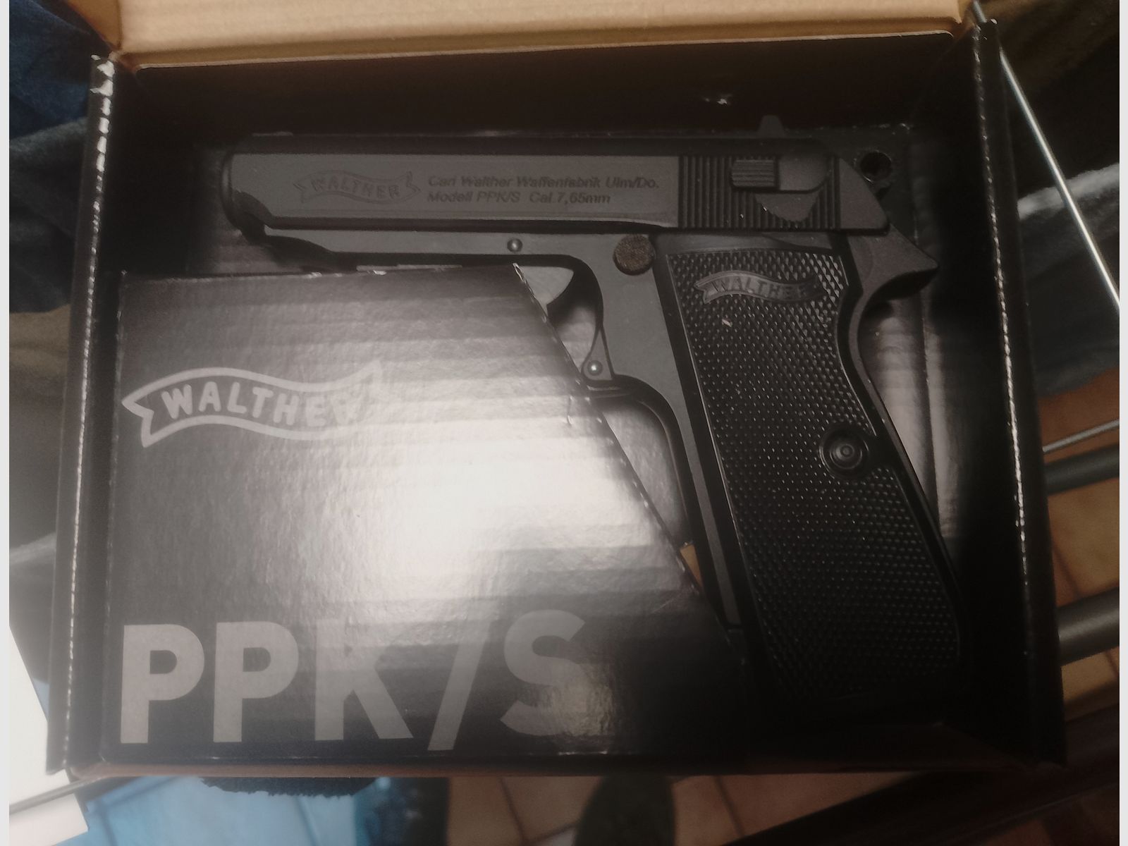 16 Lang- und Kurzwaffen