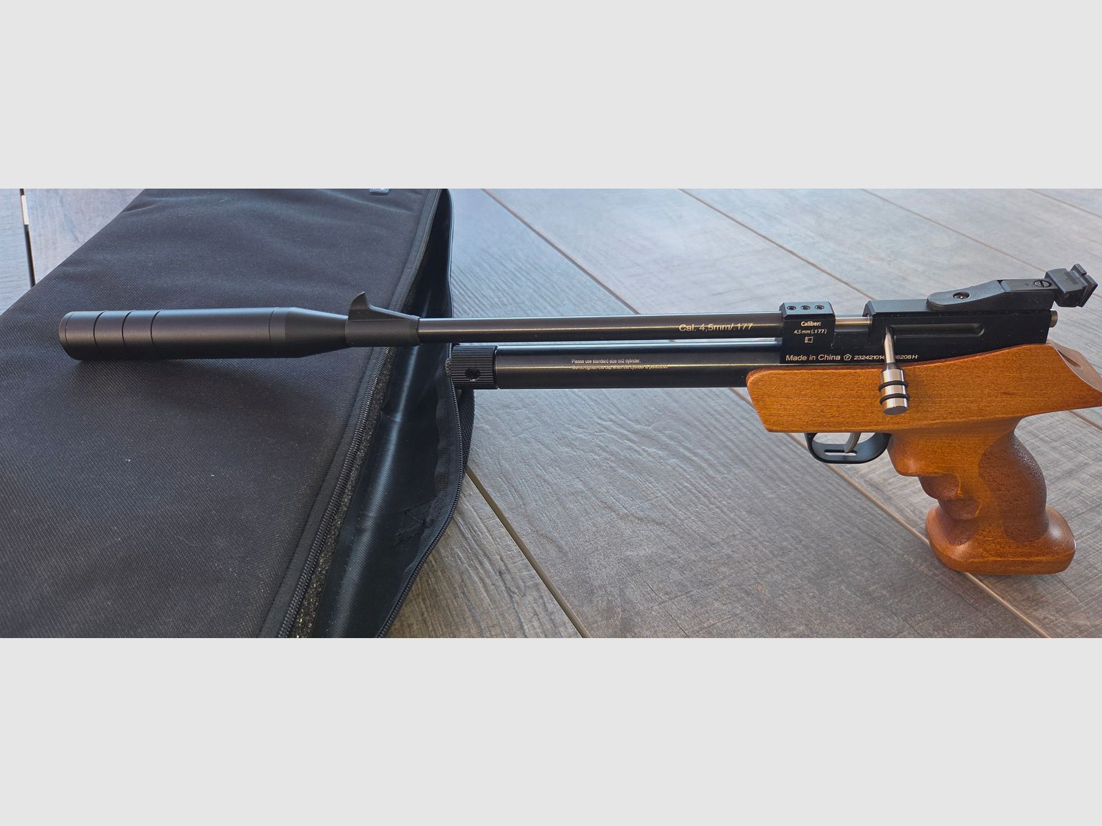 Diana Chaser CO² air pistol with 42 pcs. 12g cartridges