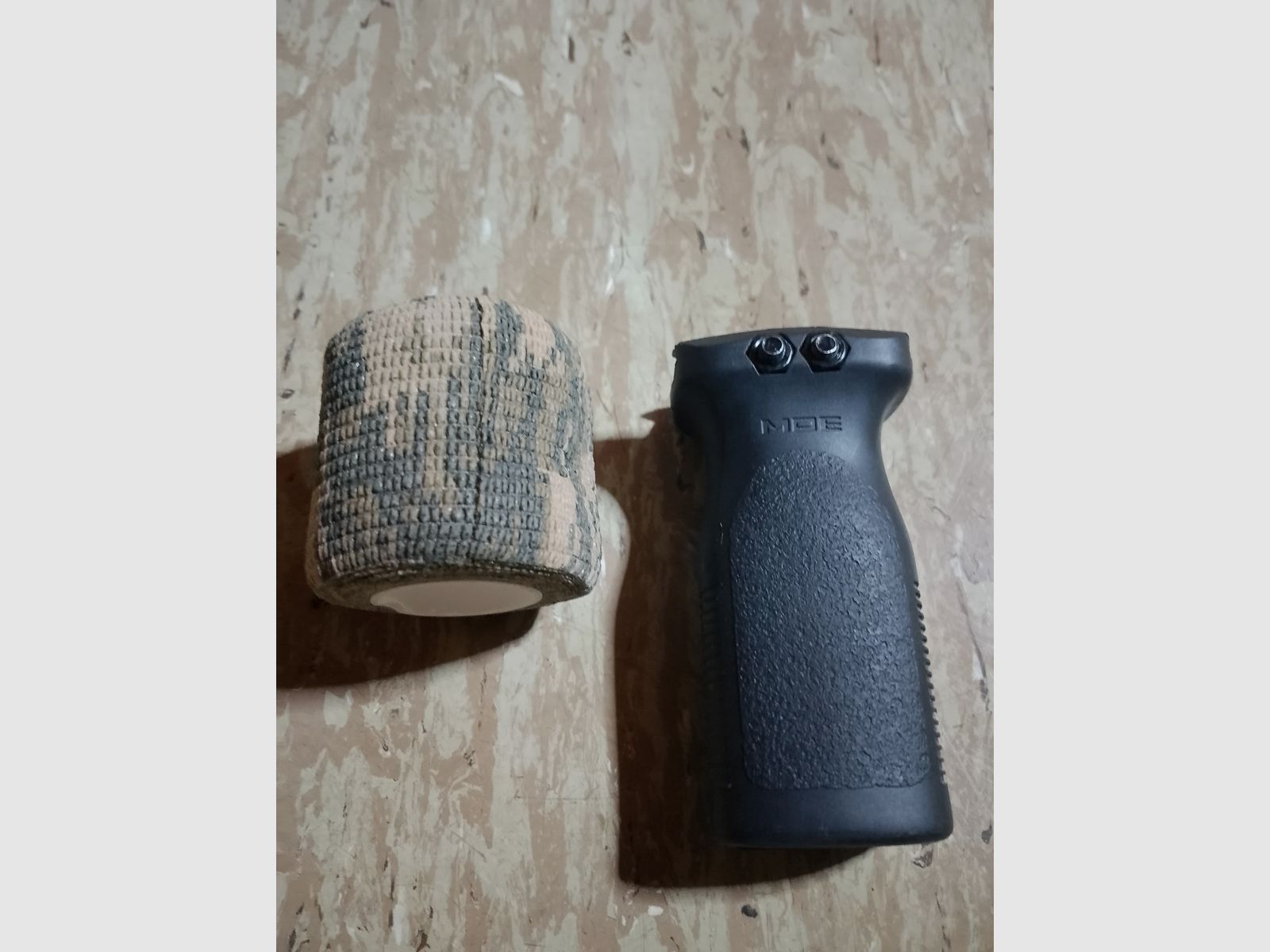 Neuwertiger  Mde Frontgrip  für 21mm picatinny Griff Vordergriff mit zusätzlich einer Rolle Tarnband flecktarn band neu 