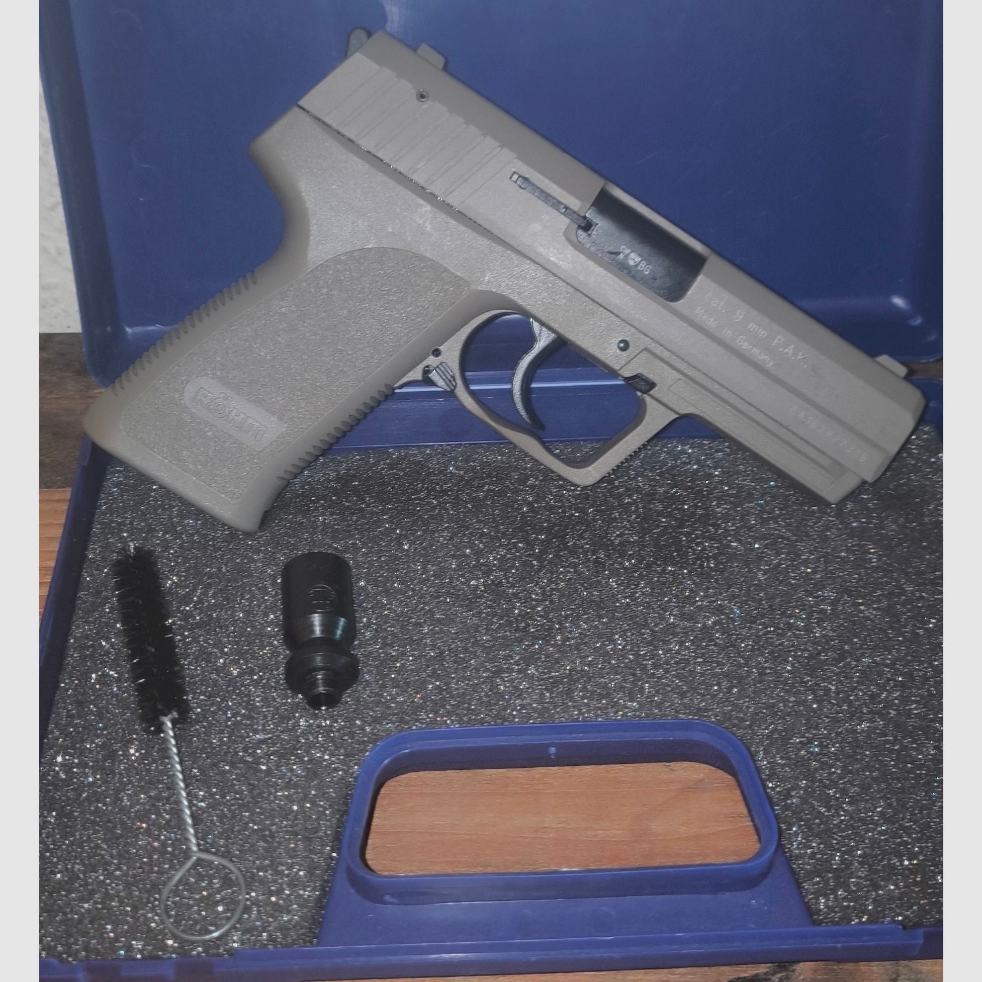 SRS-Waffe, Röhm RG96 in Icon Grey, Kaliber 9mmPAK & Röhm Koffer