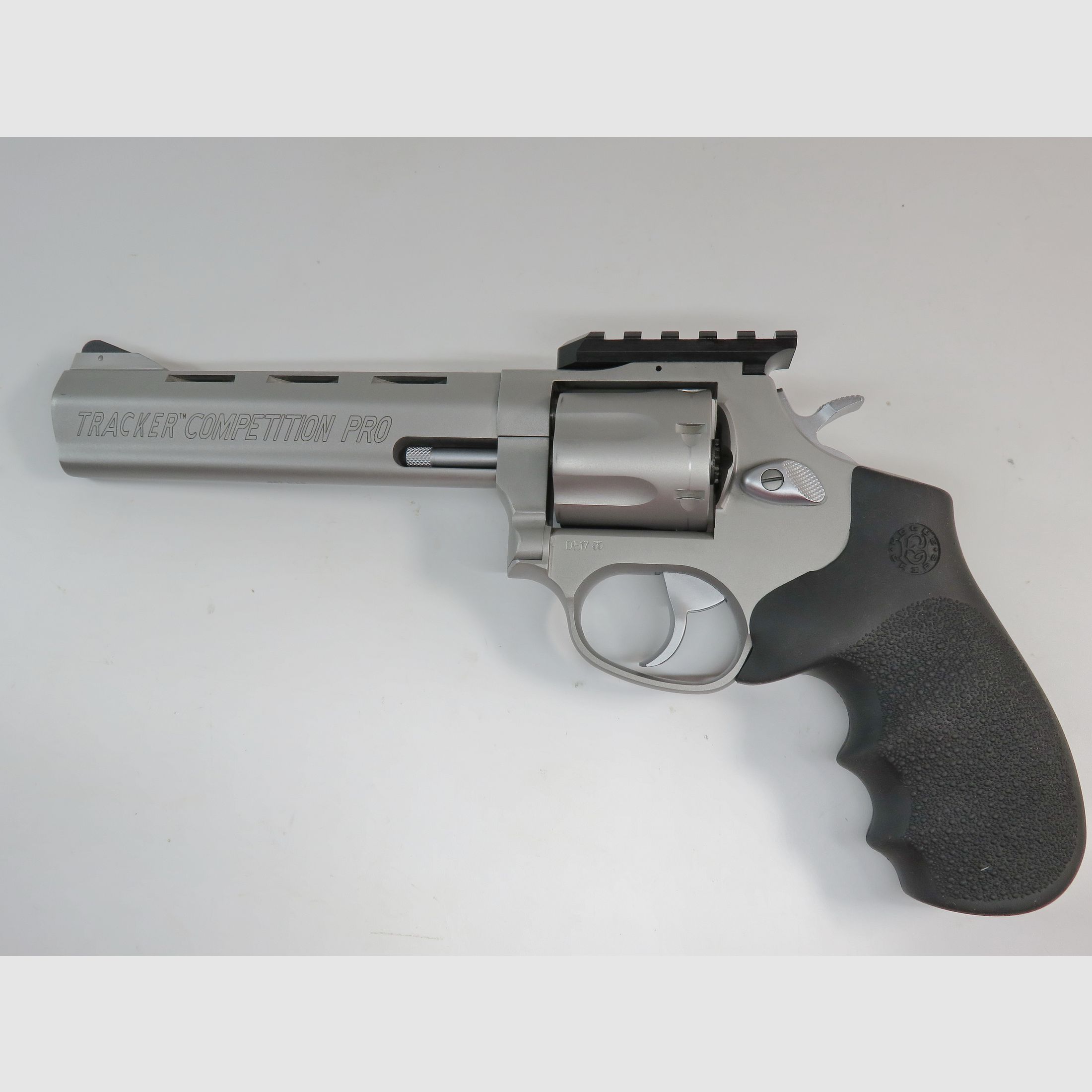 Neuwertiger Revolver Taurus Tracker Competition PRO 6" mit Weigand-Picatinny-Schiene und Hogue-Griff