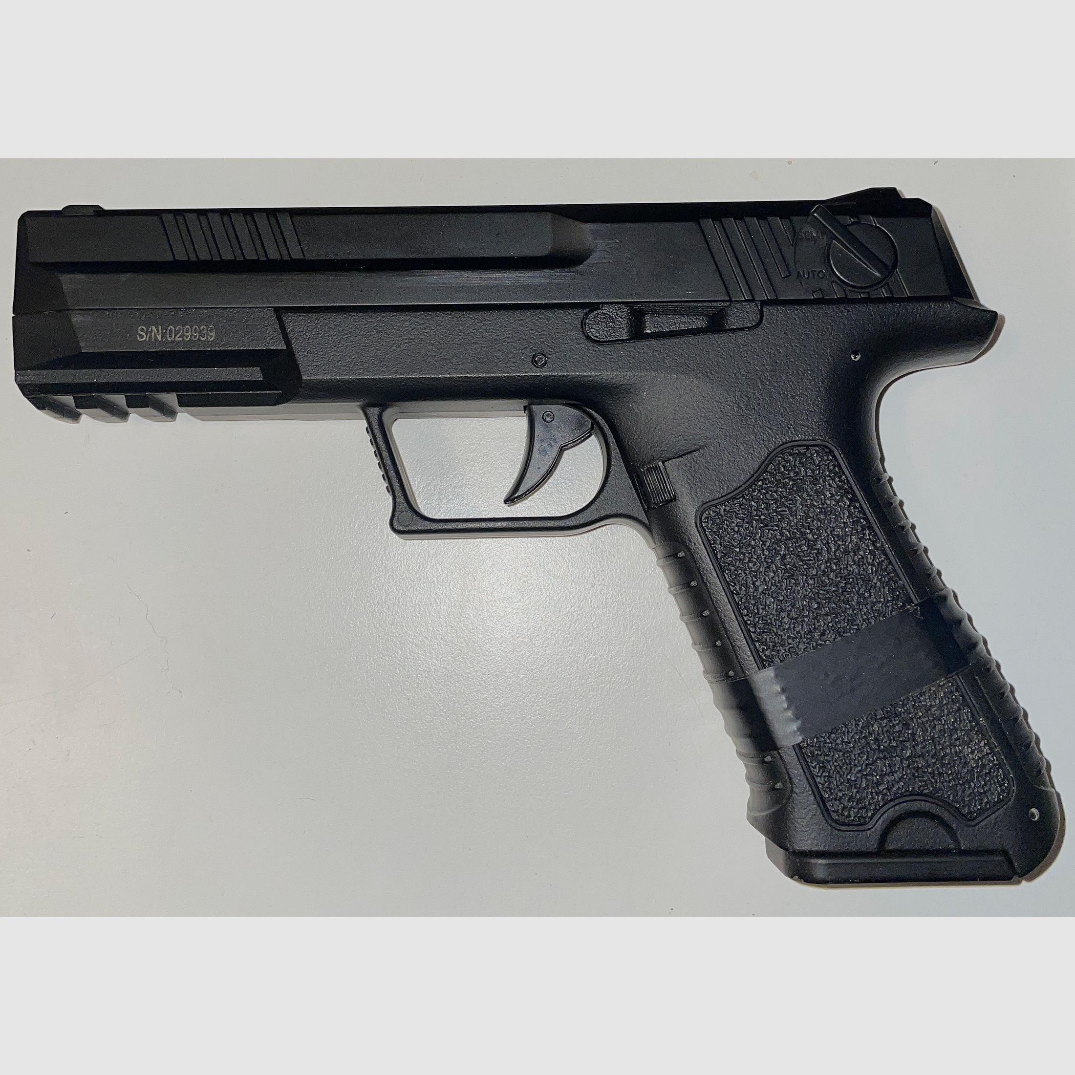 Cyma CM 127 - Vollautomatische/Semiautomatische Airsoft-Pistole mit 2 Magazinen und Original Zubehör