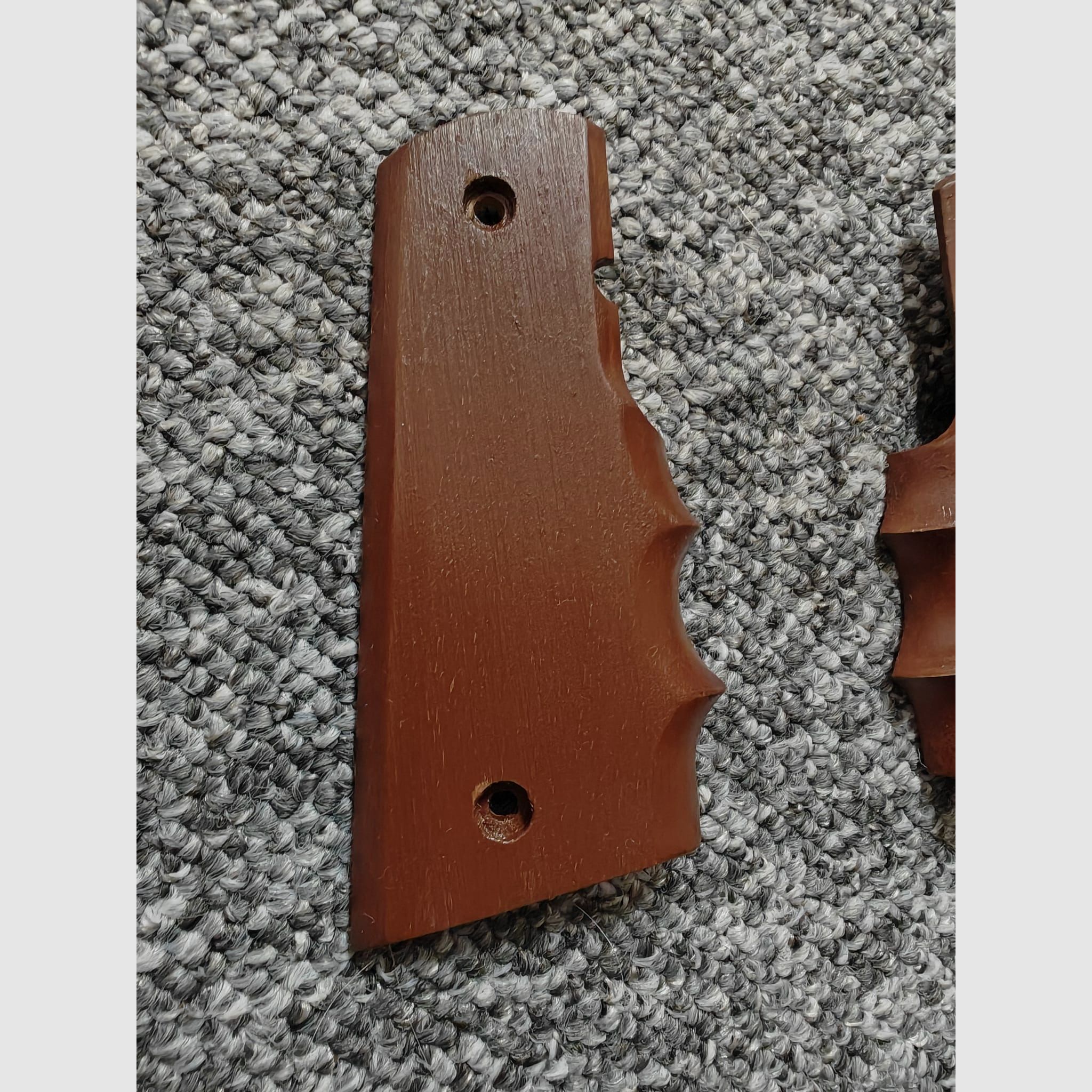 Combat Griffschale aus Holz für Colt 1911 (mit ein wenig Bearbeitung auch für Umarex 1911 oder andere Schreckschuss-Derivate geeignet)