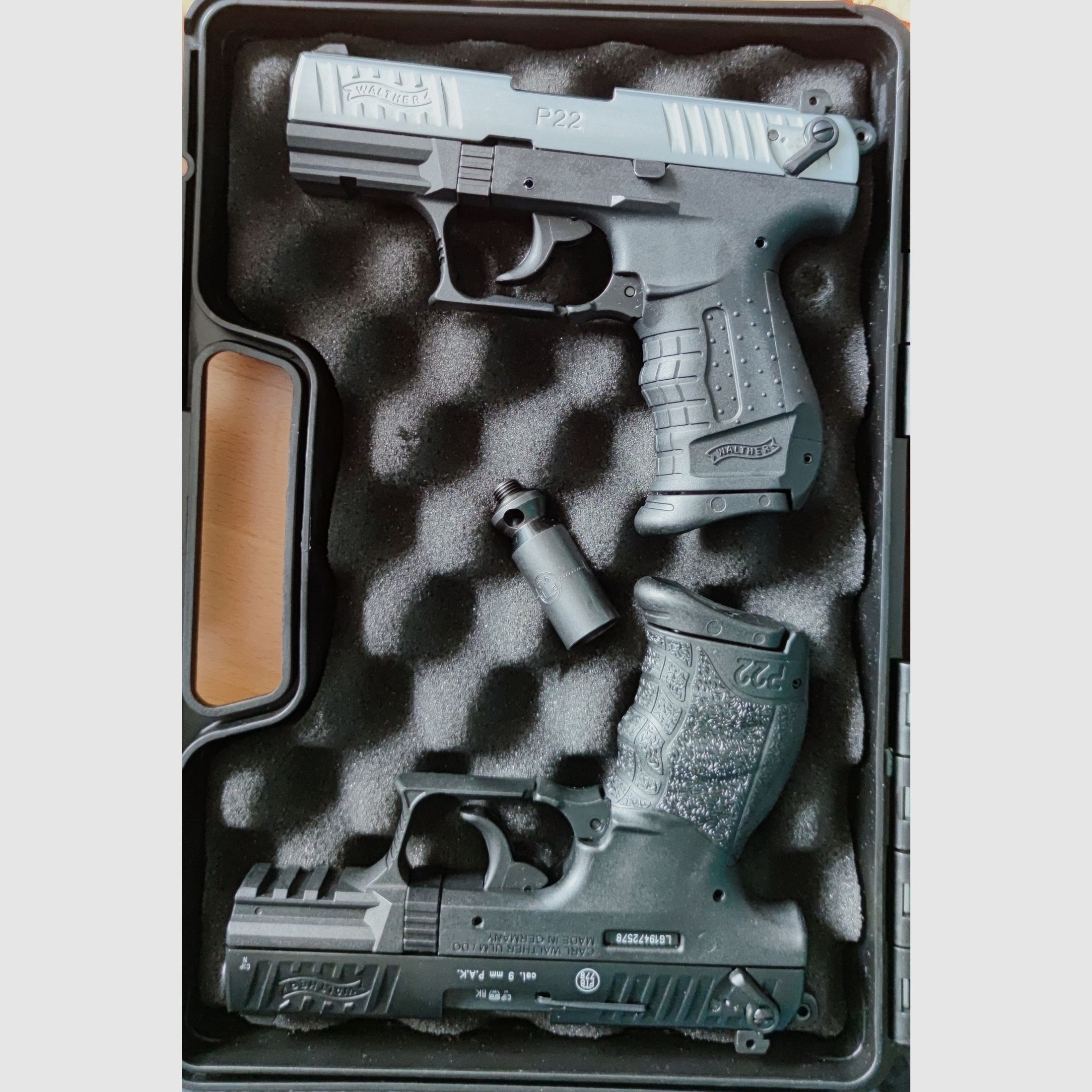 P22Q bzw. P22 Classic mit mintos Schlitten, beide Waffen neuwertig 9 mm PAK neu 