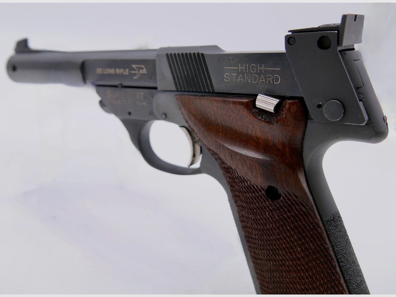 Wysokiej jakości Supermatic Citation .22 l.r. 5,5' długość lufy z drewnianymi okładzinami rękojeści