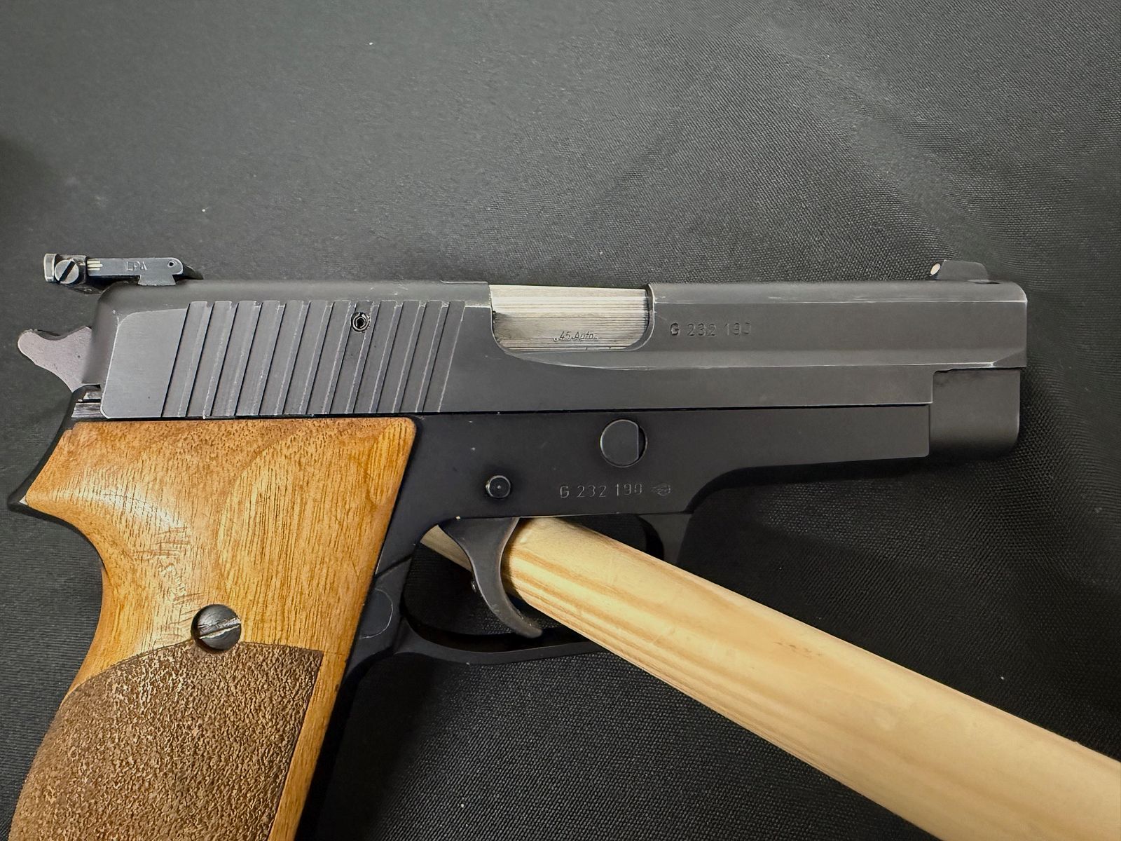 SIG Sauer P220 calibre .45 ACP pistola semiautomática arma de tiro de remate visor micrométrico incl. funda de cuero Sickinger