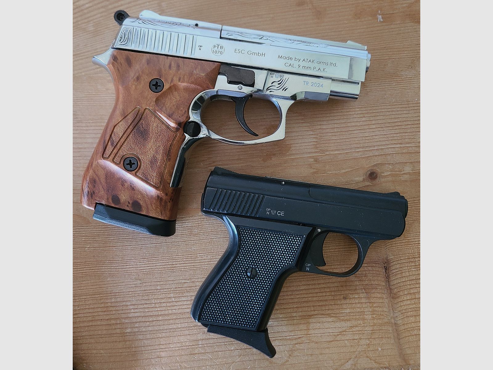 Blank firing pistols 2 pieces with 80 blank cartridges and telescopic stock, feel free to send price suggestions