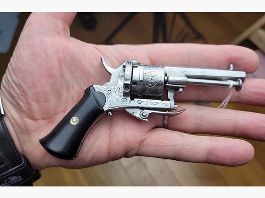 Schöner Mini-Revolver im seltenen Kaliber 5mm Broche – Lütticher Herstellung – fein graviert – schöne Ebenholz-Griffschalen – schöne Mechanik – sehr guter Zustand