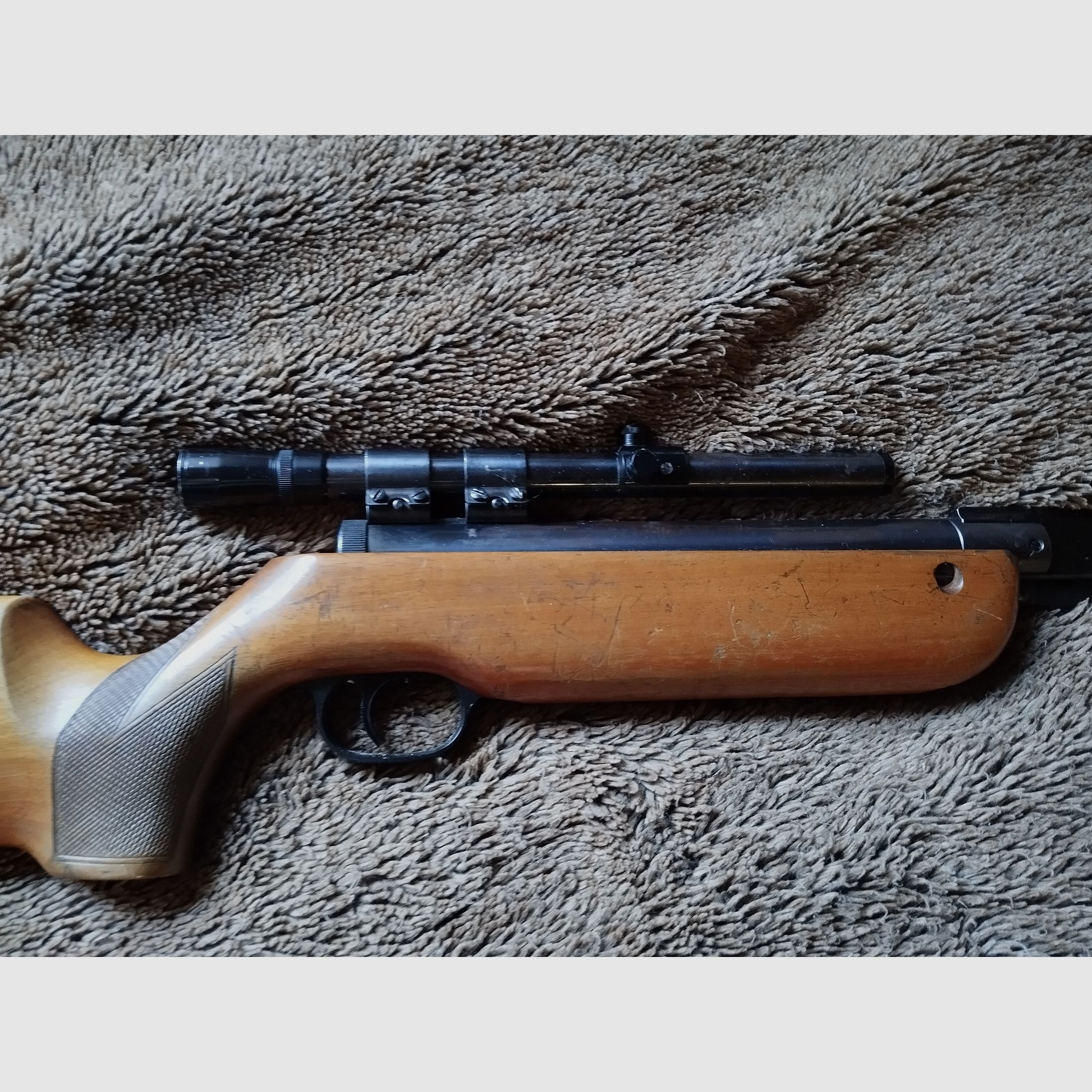 altes Luftdruckgewehr von Walther mit Zielfernrohr in sehr gutem Zustand