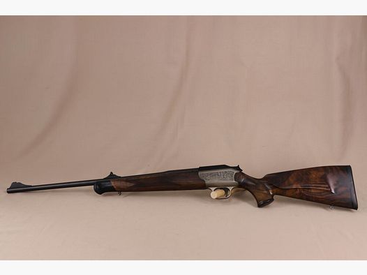 Blaser R93 // toll gemasertes Schaftholz // Holz-Kammergriffkugel