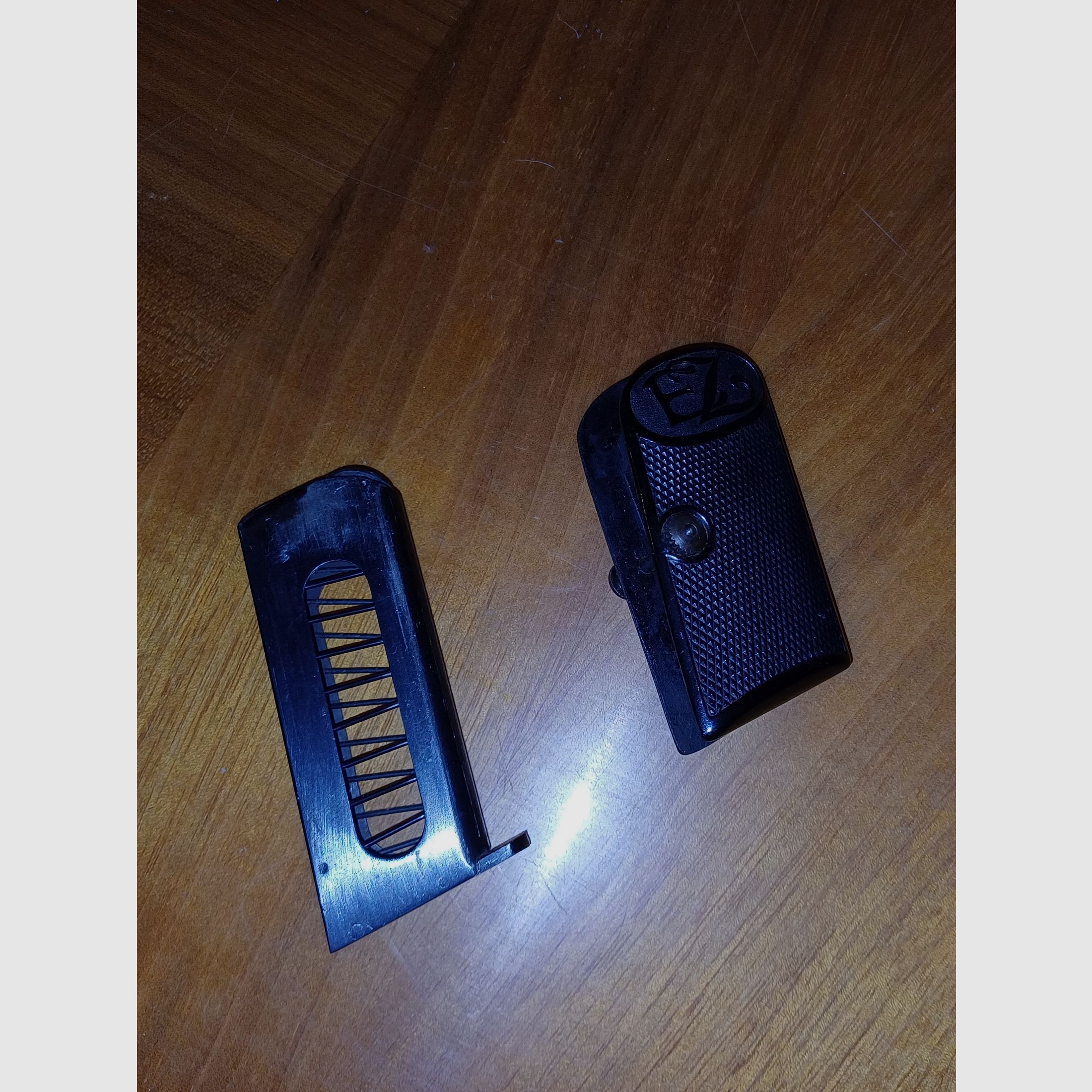 Zahna Pistole 6,35mm Magazin und Griffschalen