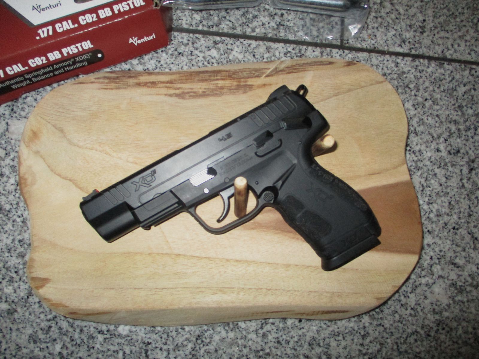 Springfield XDE 4,5 mm BB Co2-Pistole  +  2x 1500 BB  +  18 Umarex 12g Kapseln  +  Wandbrett  NEU