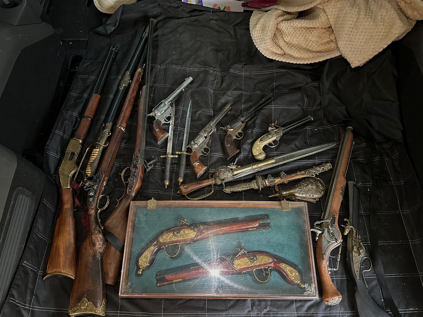 Dekowaffen Colt Winchester und Co